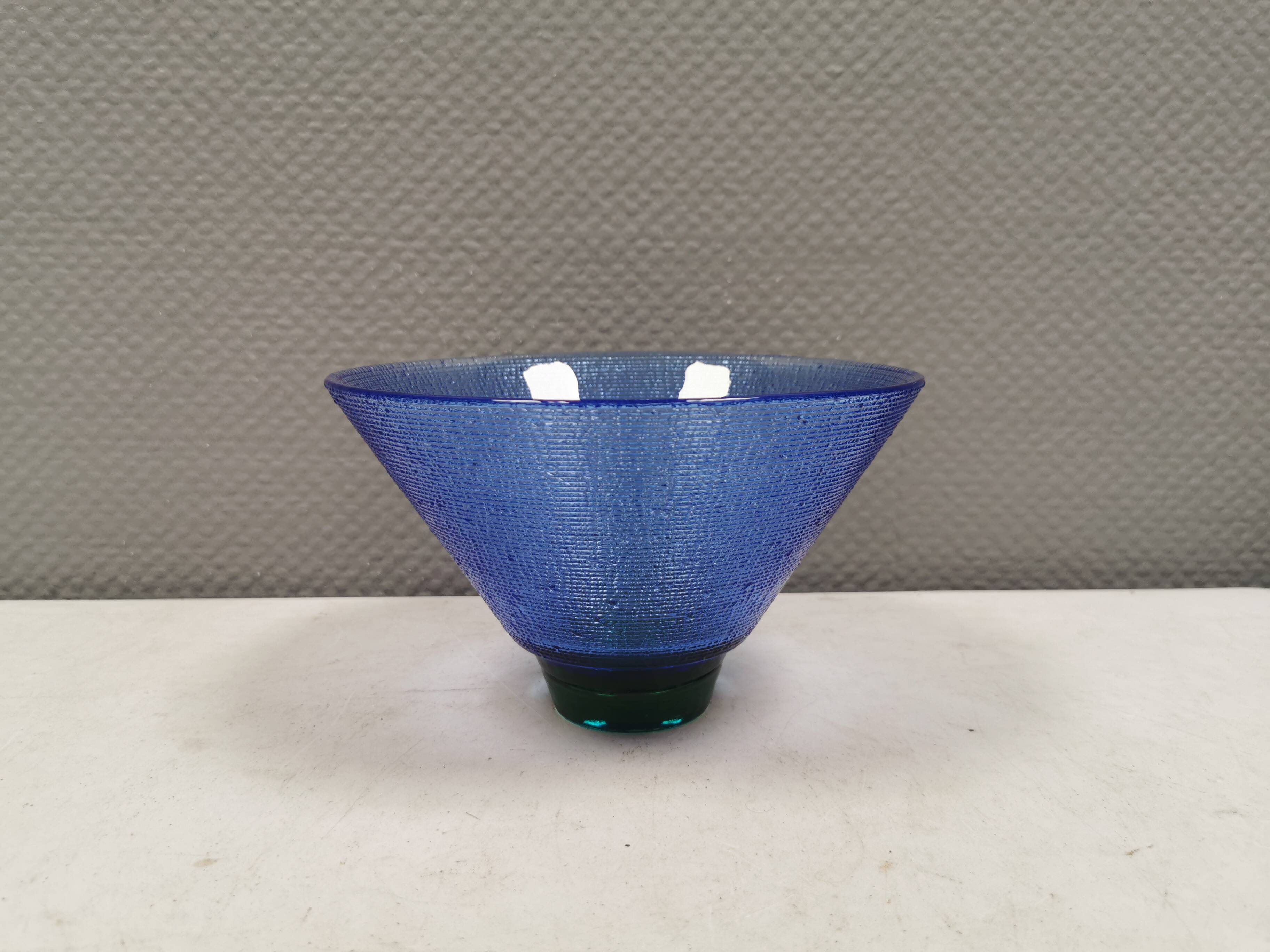 Glass bowl, by Lena Hansson for Hadeland glassworks Norway 1970s.