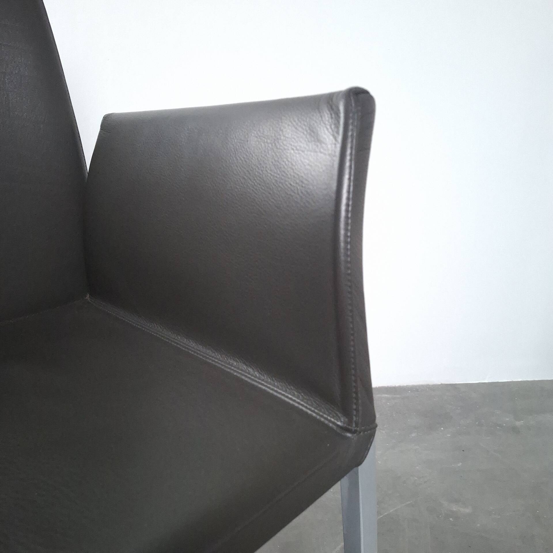 2 chaises à accoudoir Zanotta modèle Lia design de Roberto Barbieri