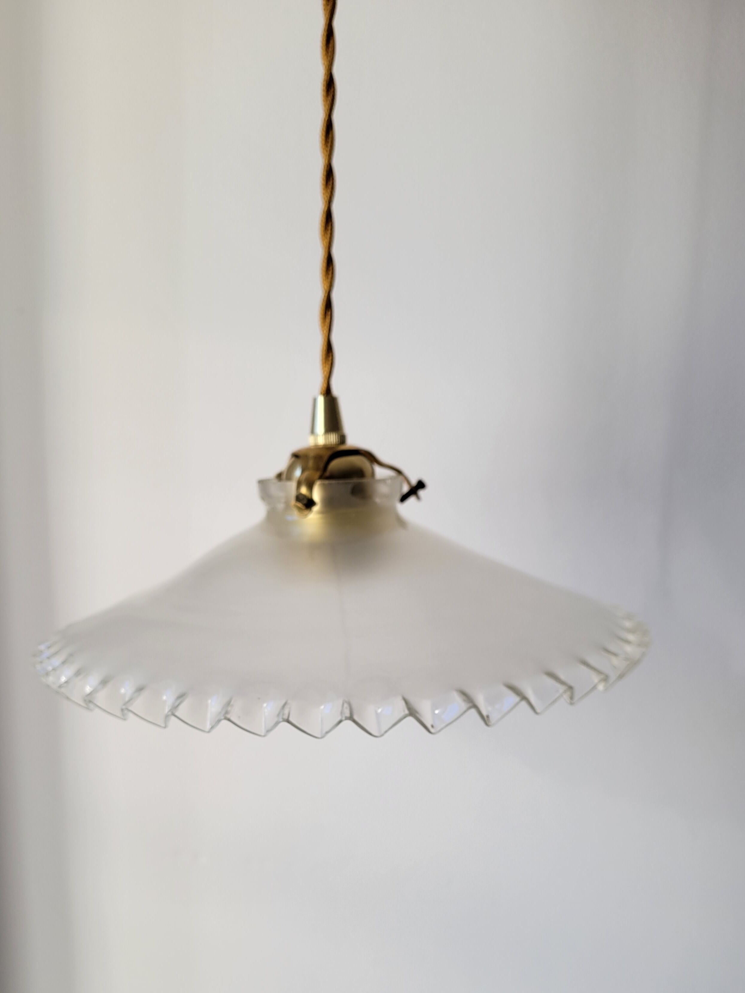 Serrated opaline suspension