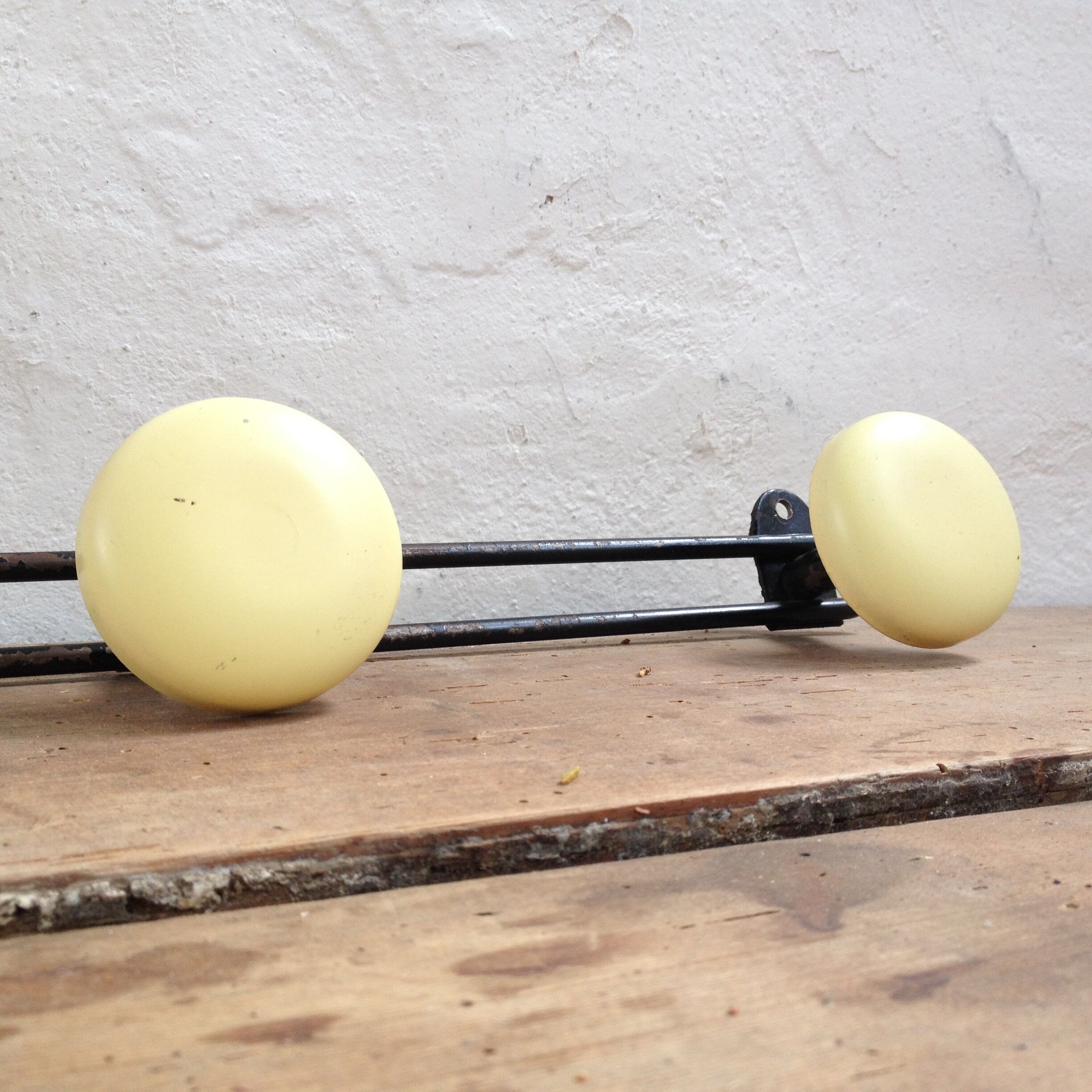 Coat door 3 yellow patères