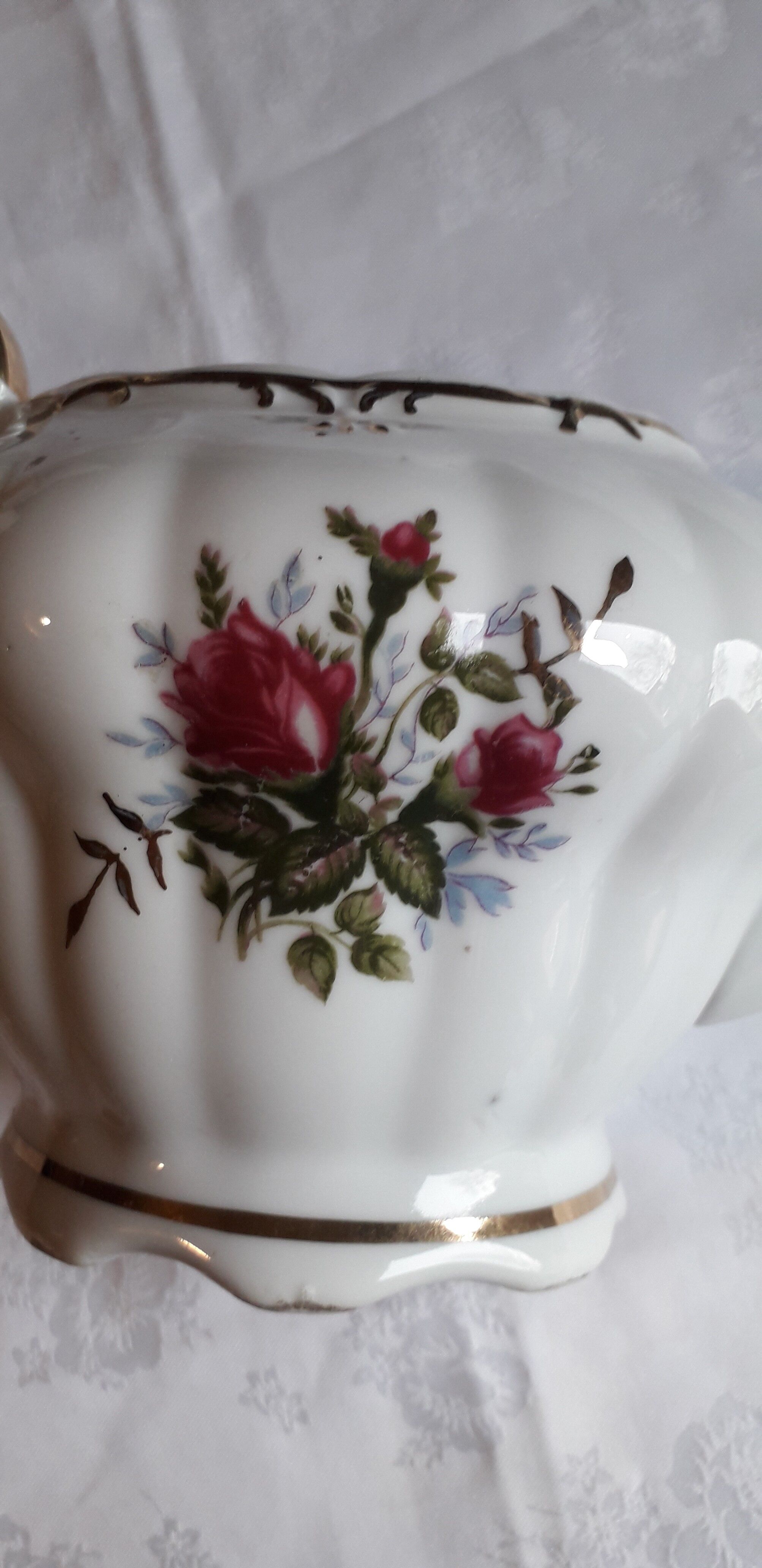 Musical teapot in white porcelain with floral decoration