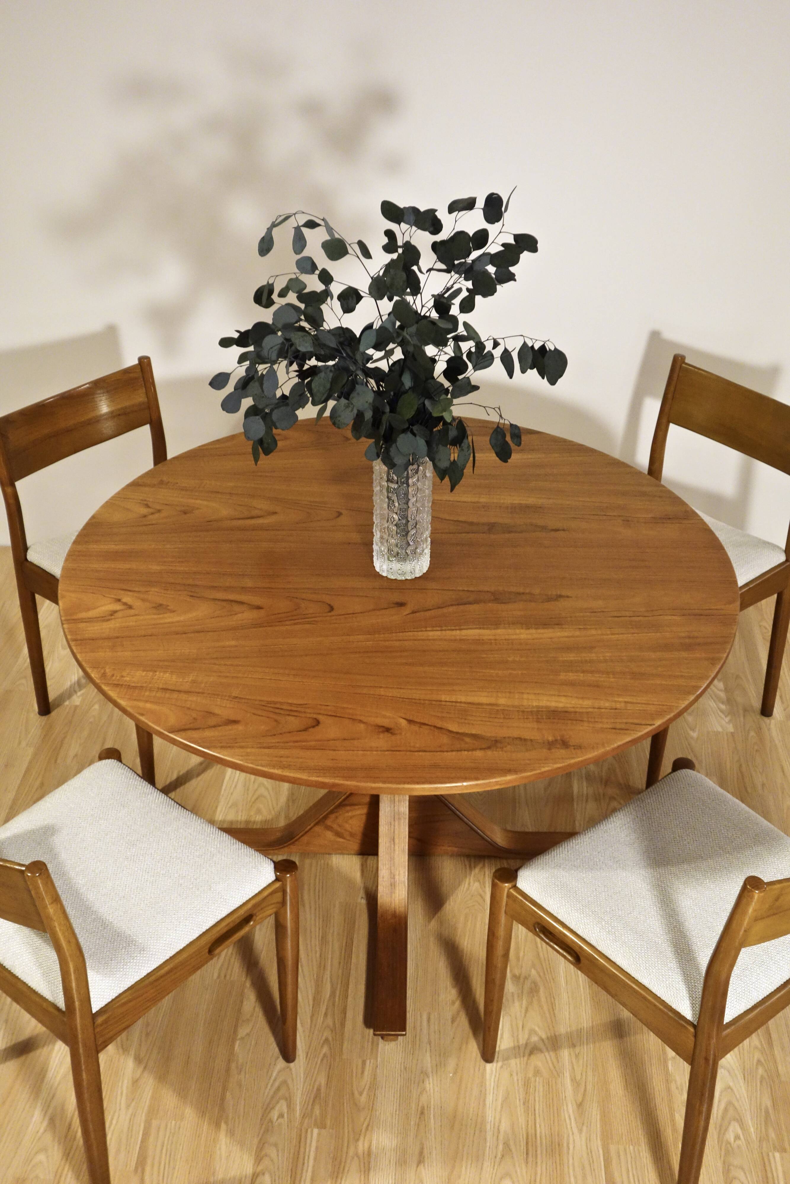 Round dining table "522" by Gianfranco Frattini for Bernini, Italy 1956