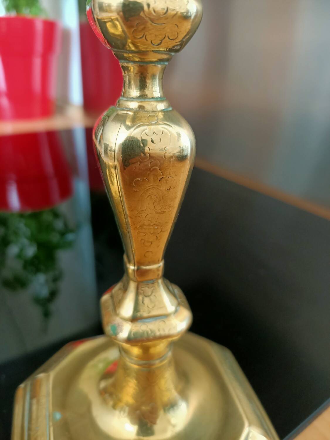 Bougeoirs ciselés en bronze doré