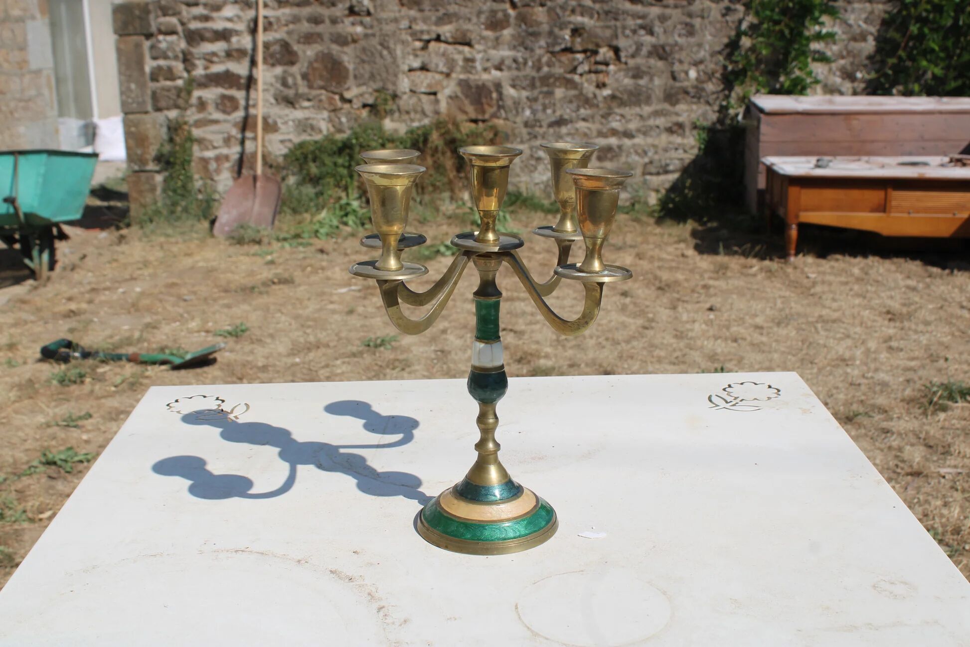 Vintage 5-light candelabrum in brass – Green and white decor