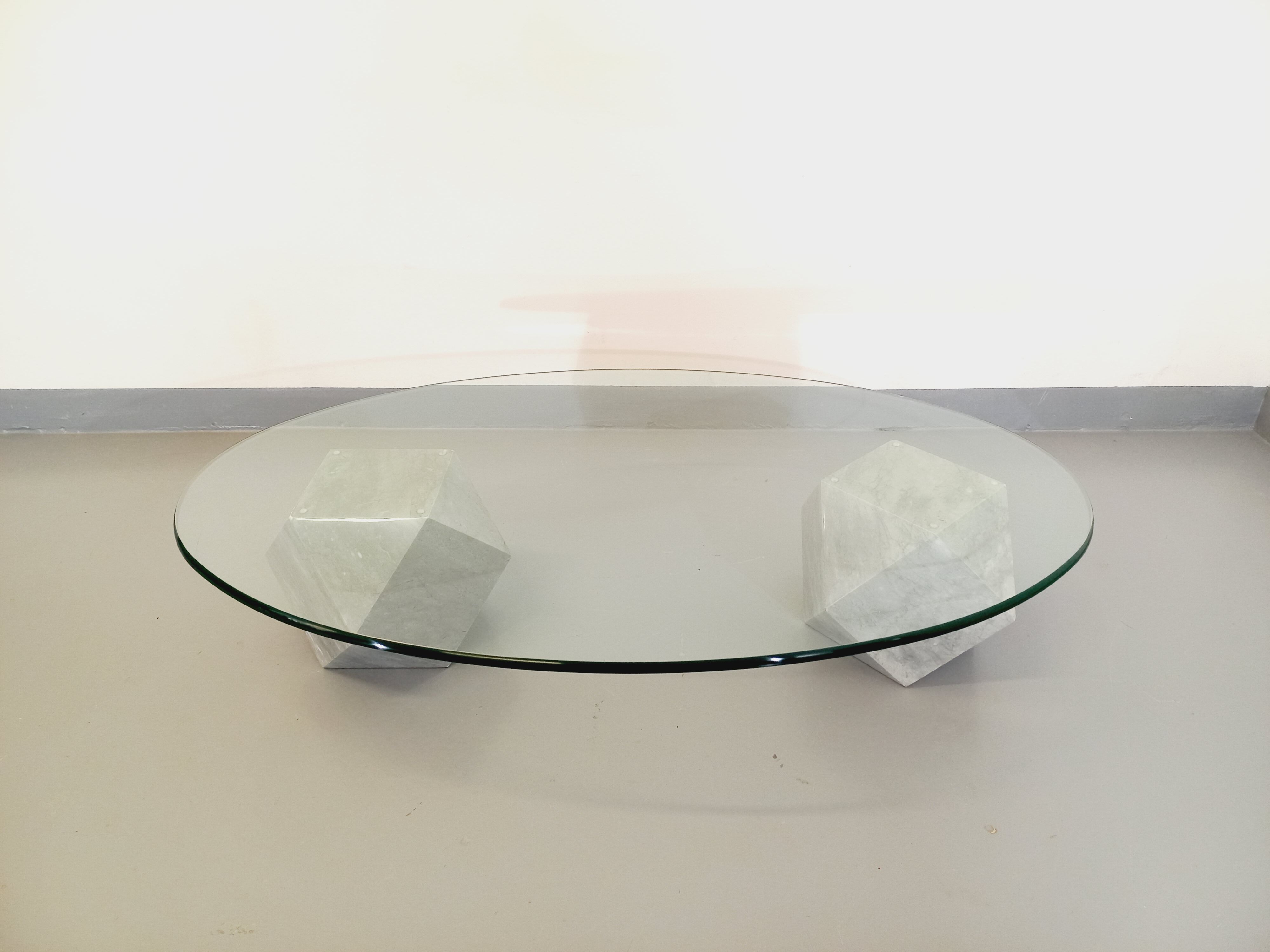 Vintage vignelli oval italian coffee table for casigliani in marble and glass from the 70s