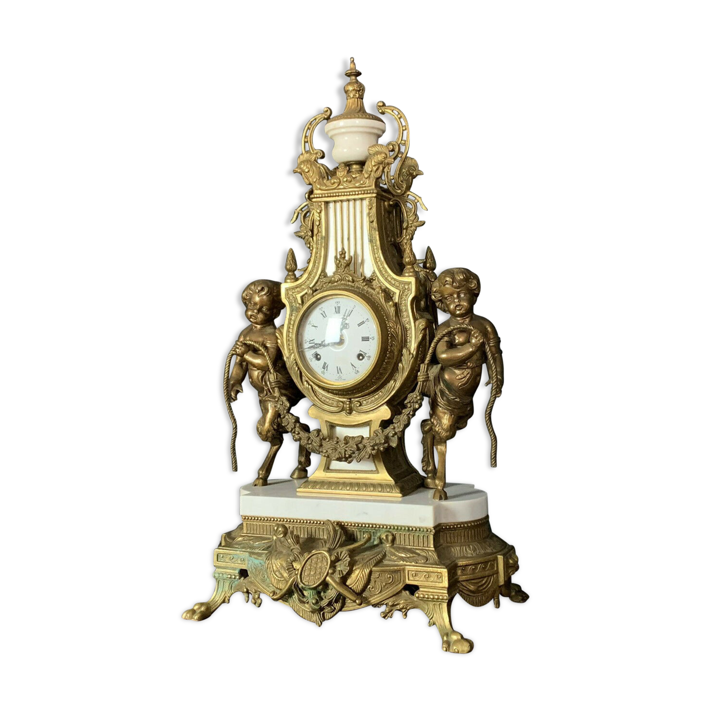 Pendule triptyque aux "Amours de Bacchus" en bronze a patine brune.