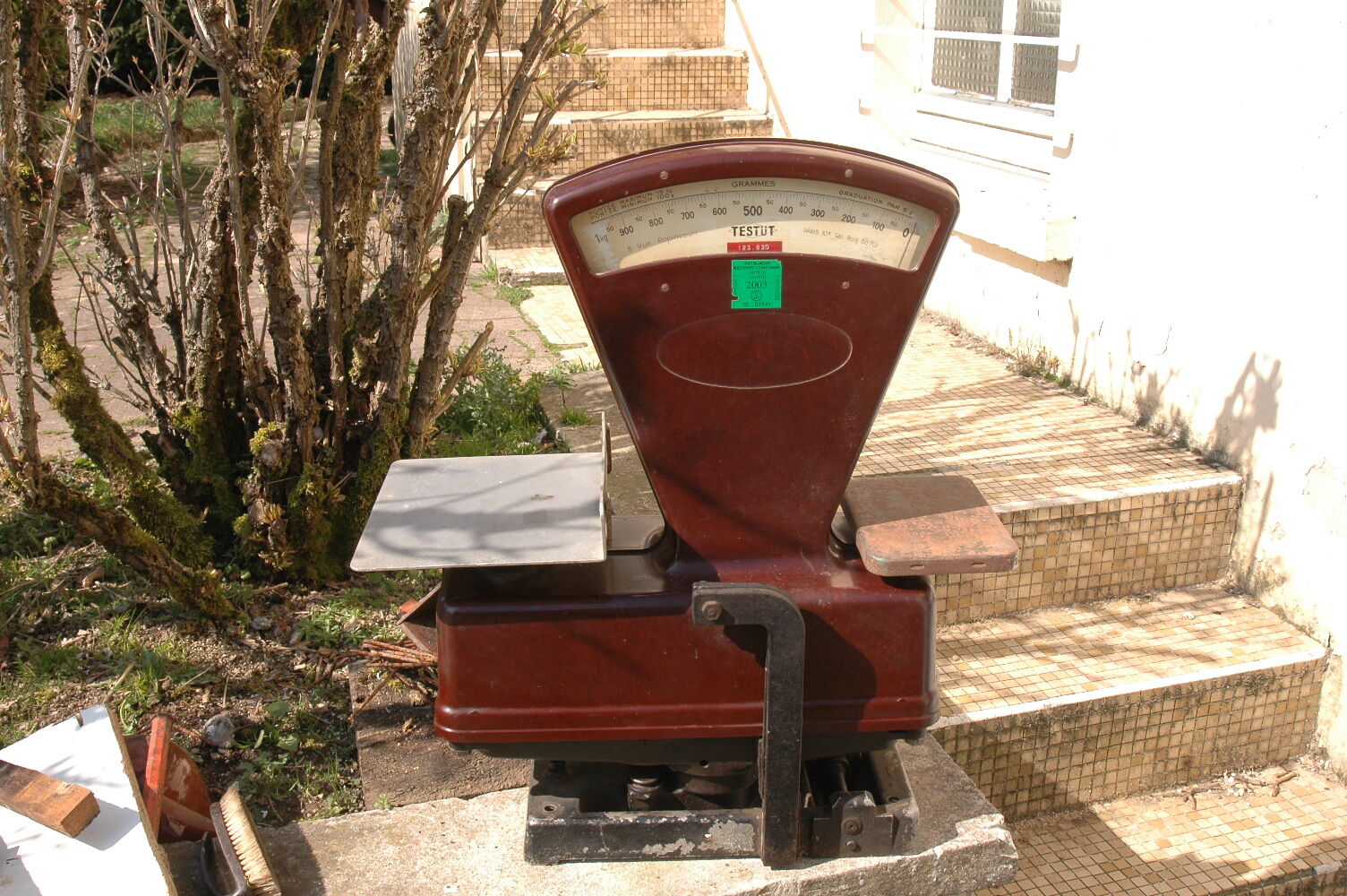 Old dealer balance bakelite with settings Testut