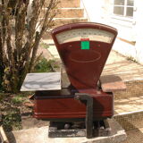 Old dealer balance bakelite with settings Testut