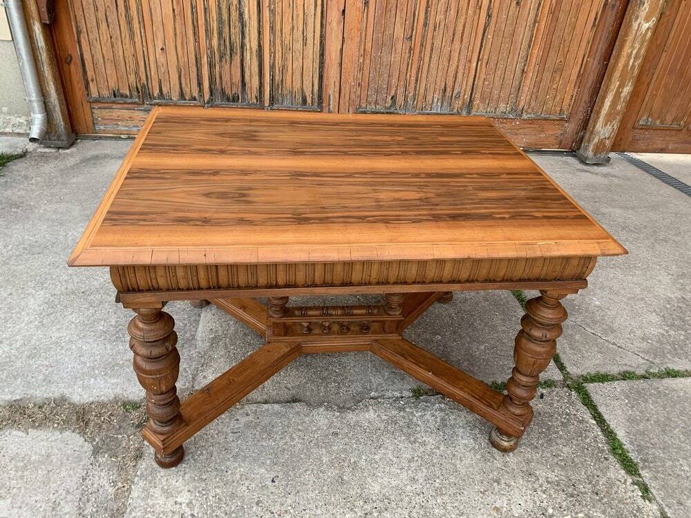 Table à manger sculptée hongroise en bois marron, vers 1890 — plateau carré, pieds tournés et croisillons sculptés