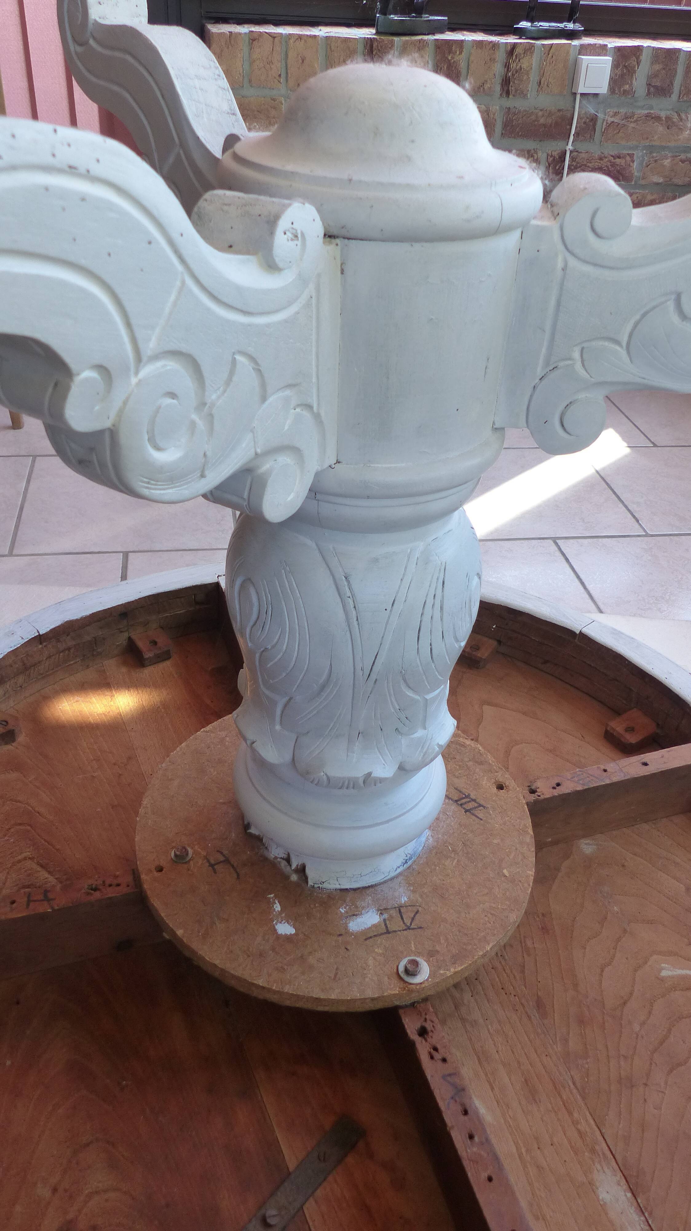 Round table & 3 chairs