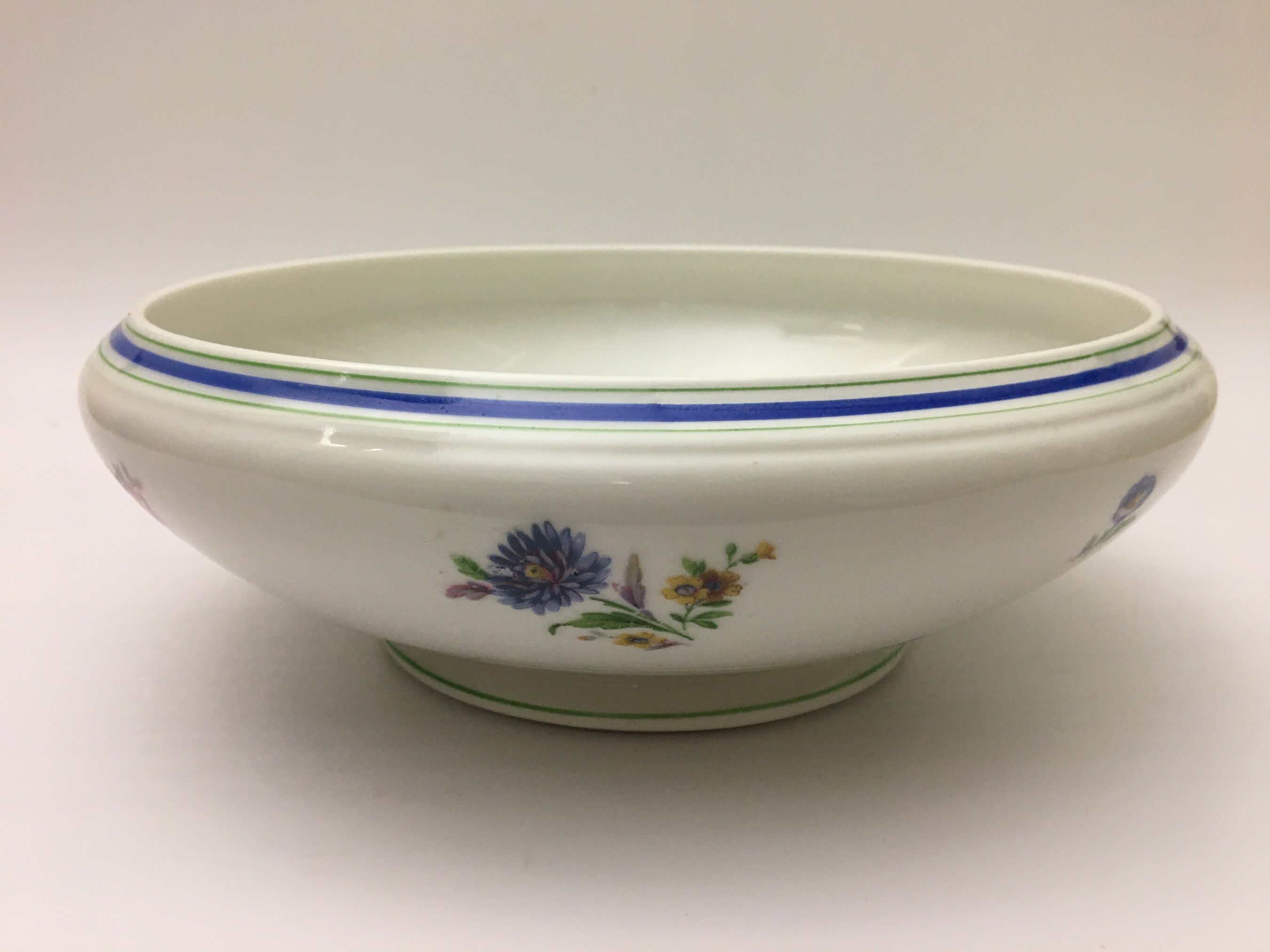 Salad bowl " Lourioux Foëcy " with flower motifs.