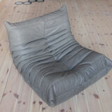 Chauffeuse "Togo" en cuir gris modèle dessiné par Michel Ducaroy 1973