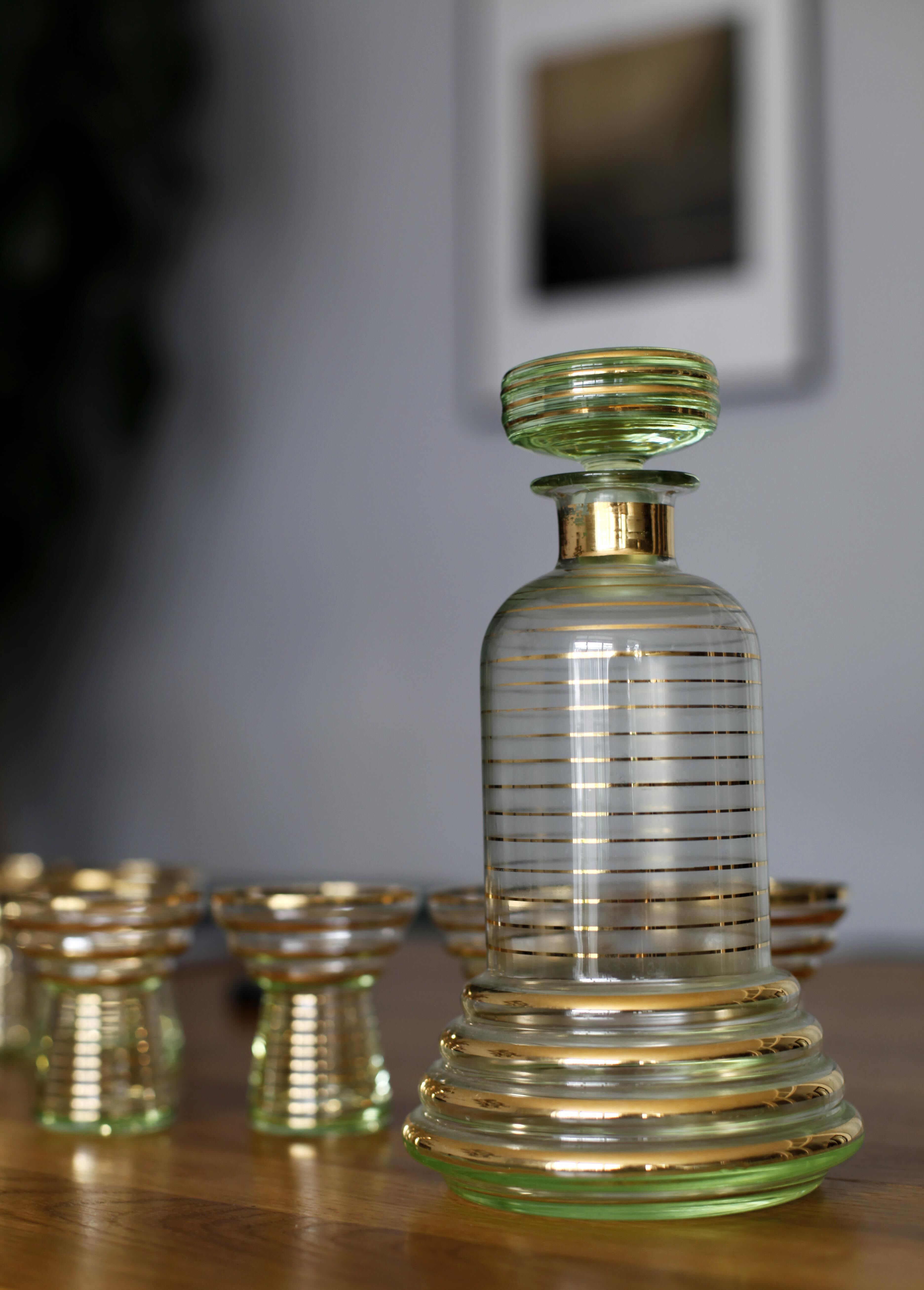 Carafe and its 6 gatsby style glasses