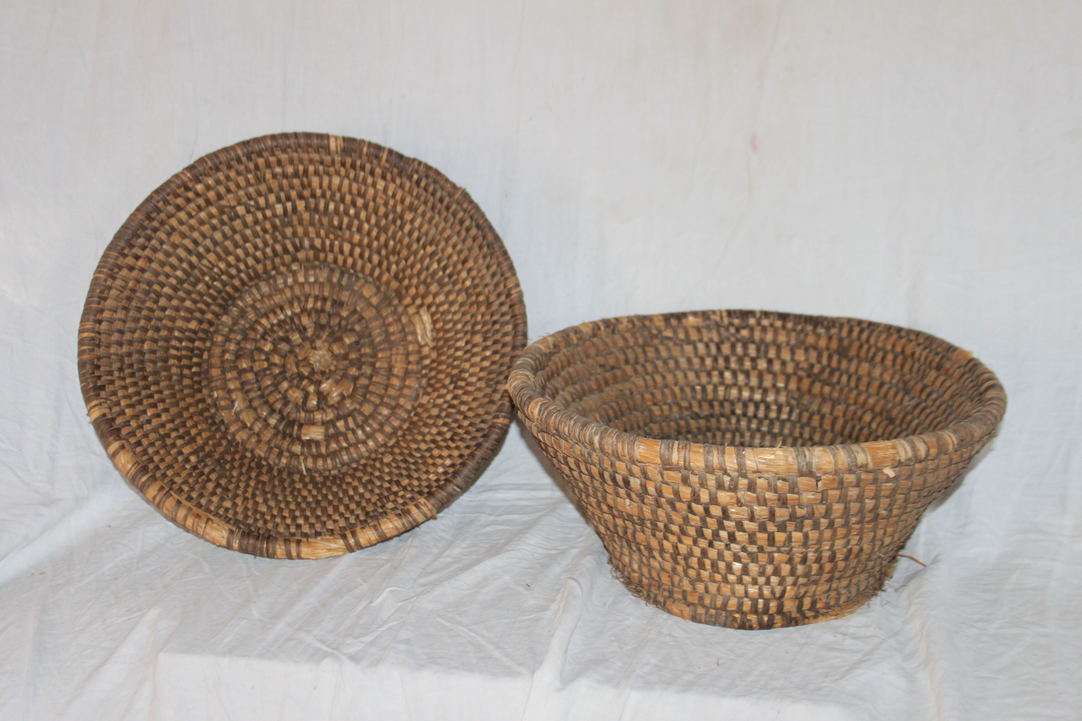 2 old baskets olive