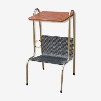 Side table with magazine rack