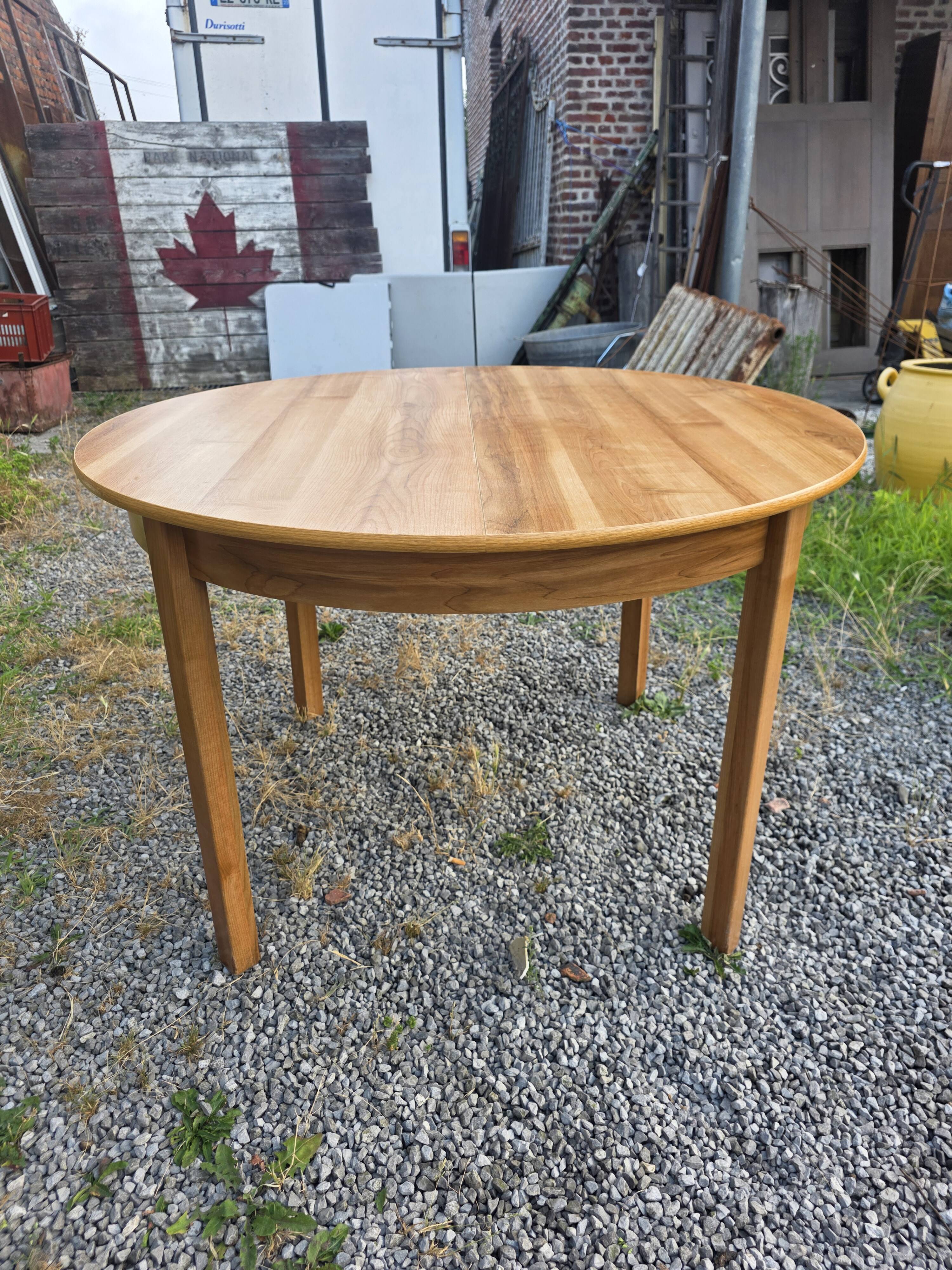 Scandinavian extendable oak table from the 1960s (butterfly extension)