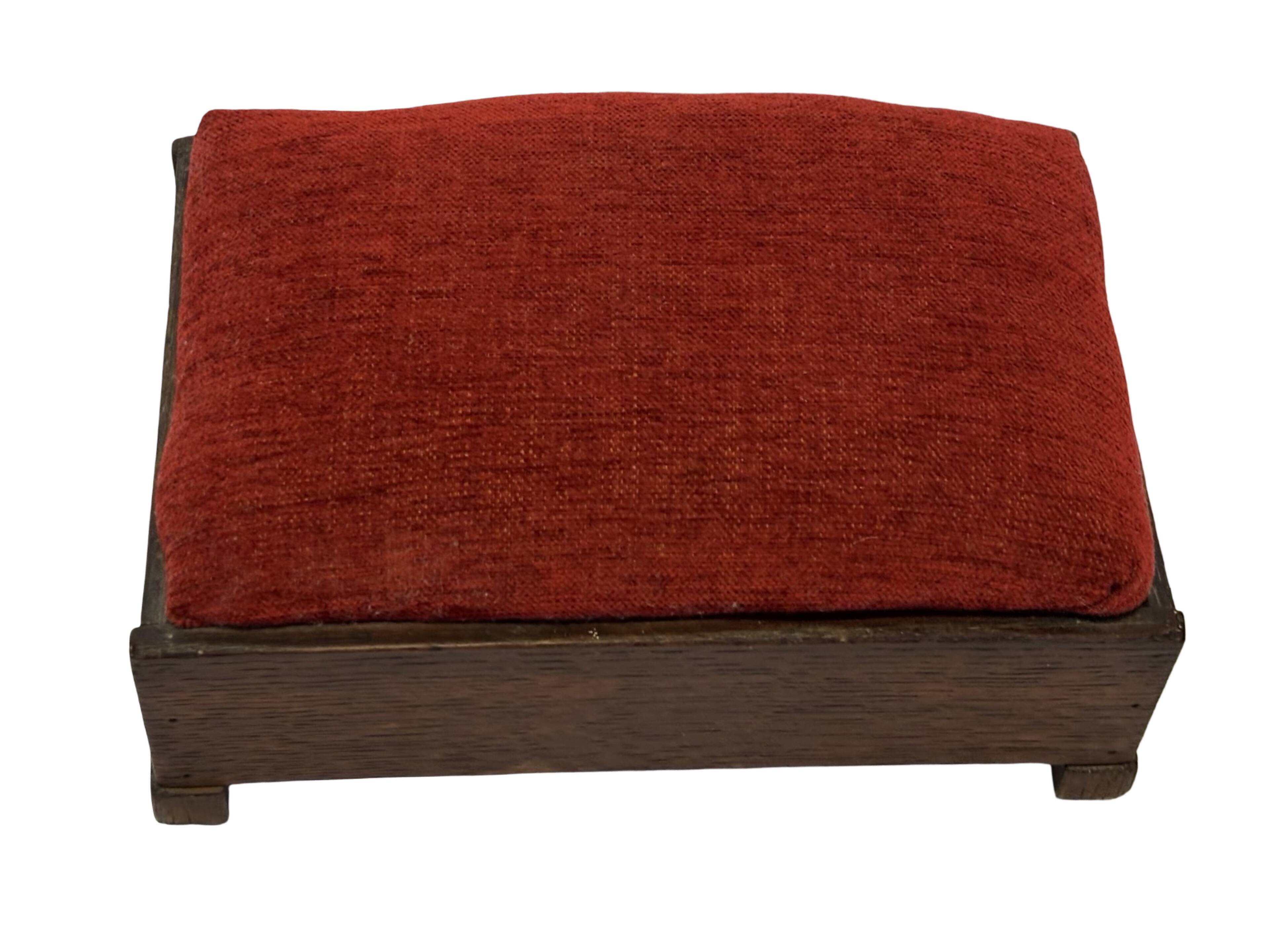 Pouf Art Déco design des années 30, tabouret minimaliste modèle bas.