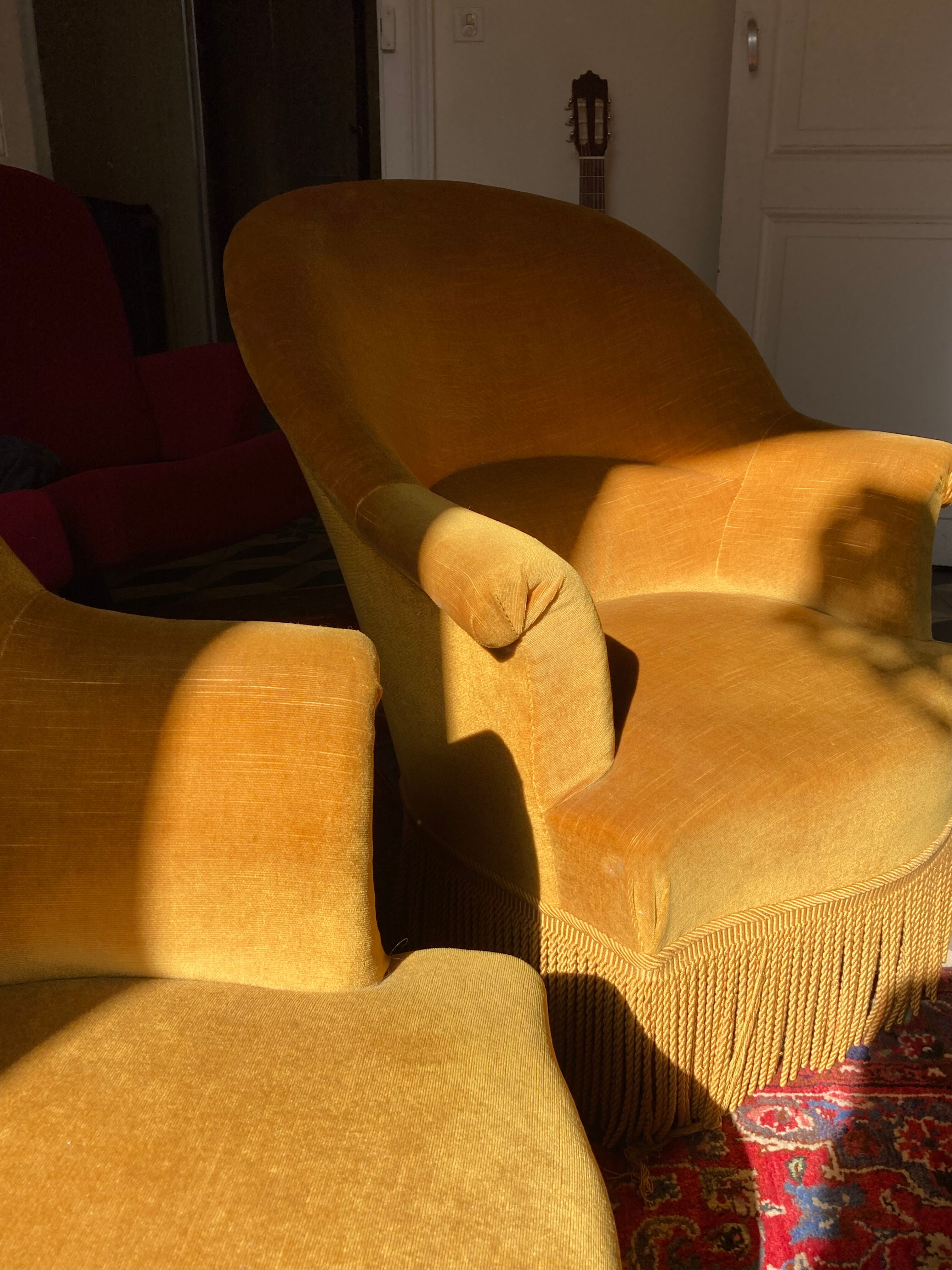 Paire de fauteuils crapaud jaune beige velours frange