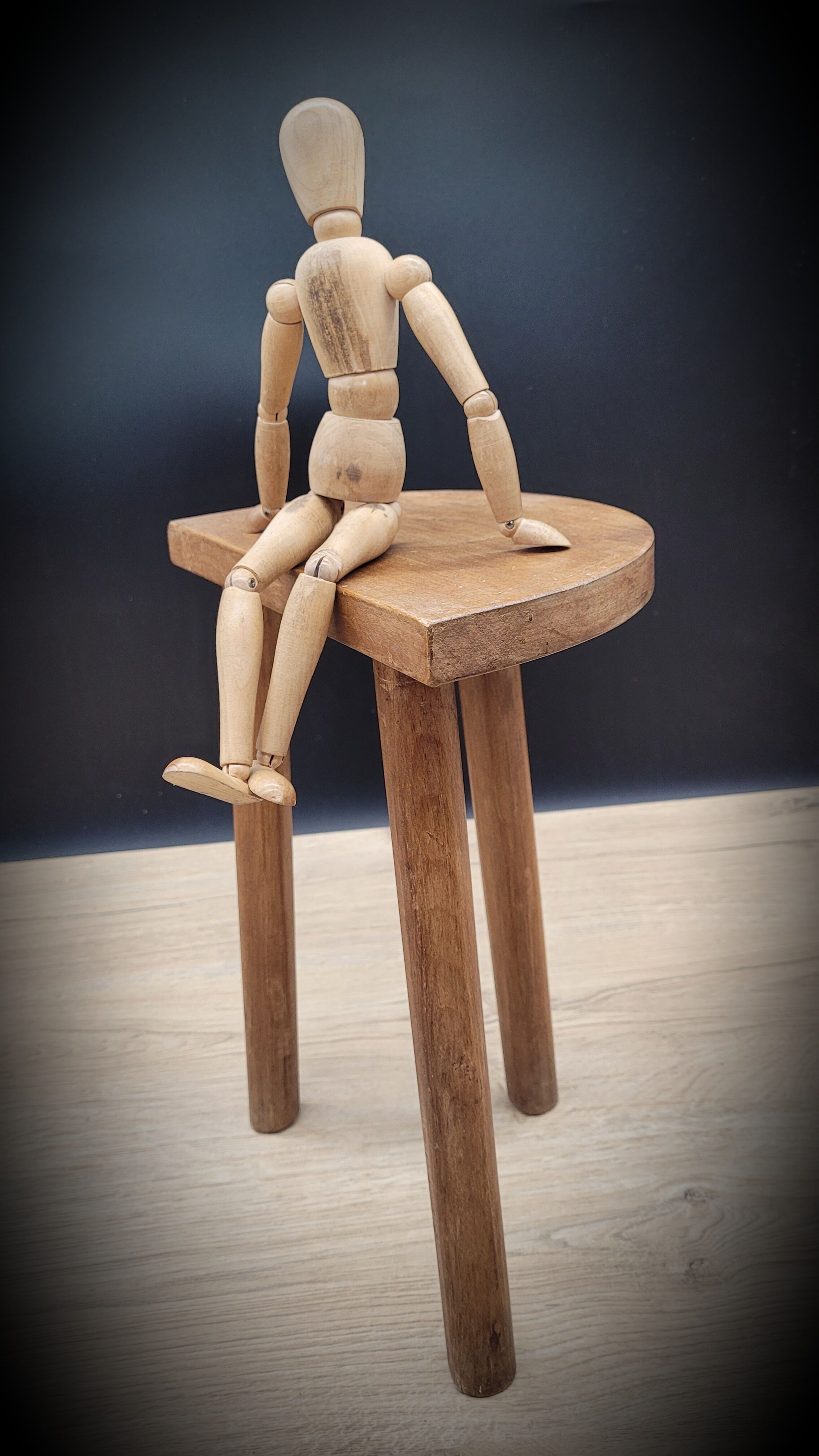 Tripod stool half moon light