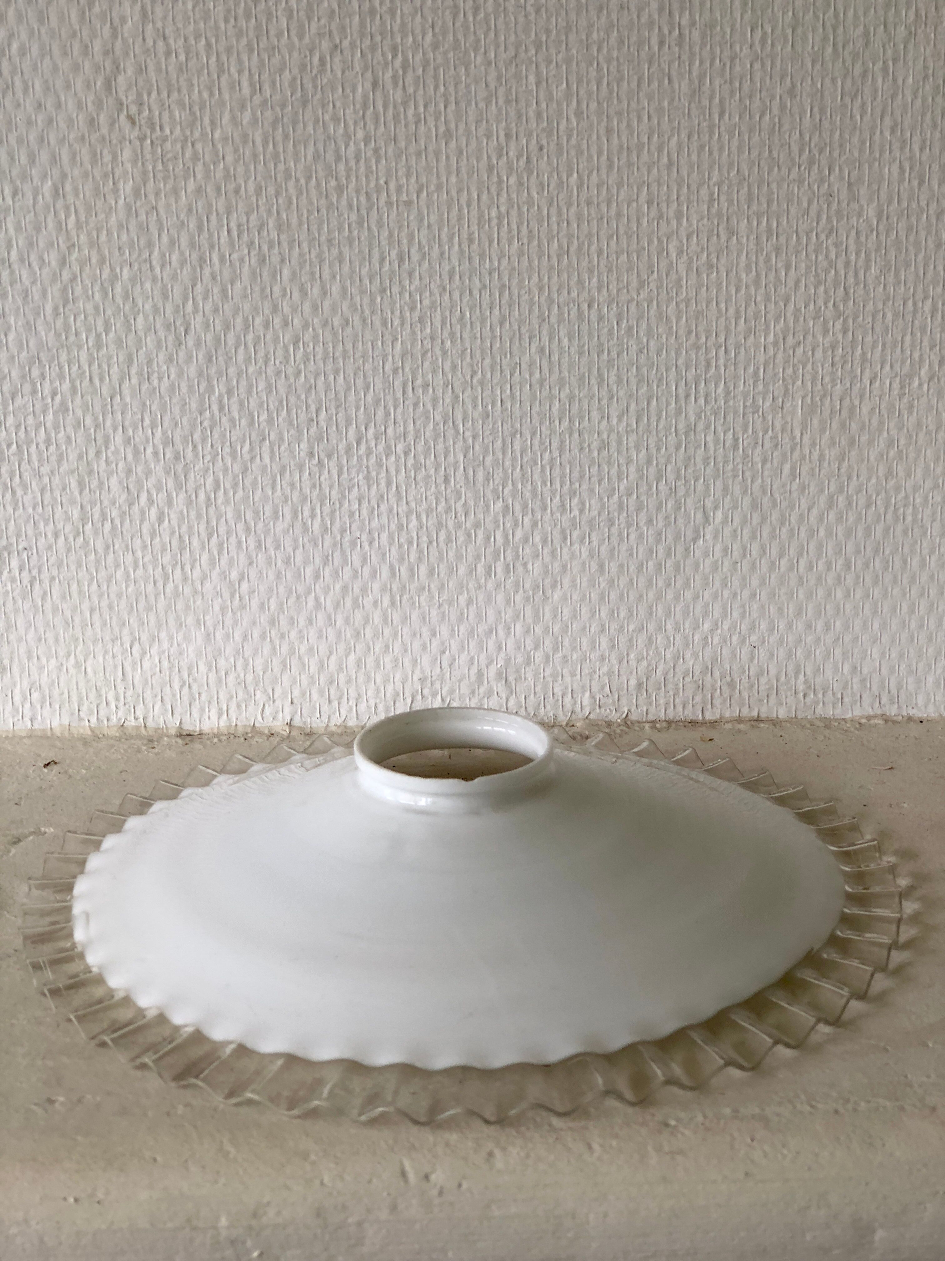 Suspension in white opaline with lace