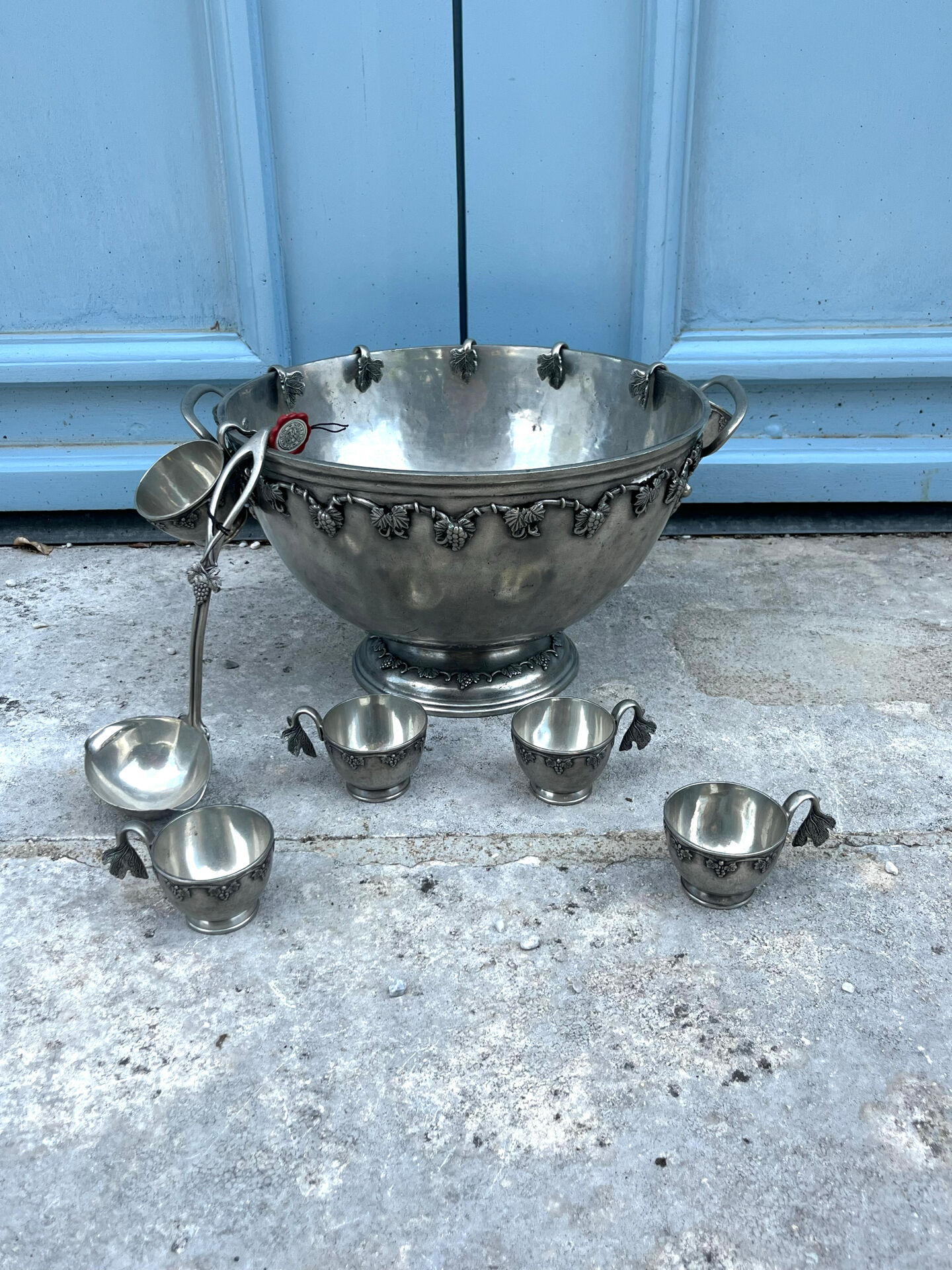 French pewter punch bowl set with 10 cups and ladle – grapevine Etain
