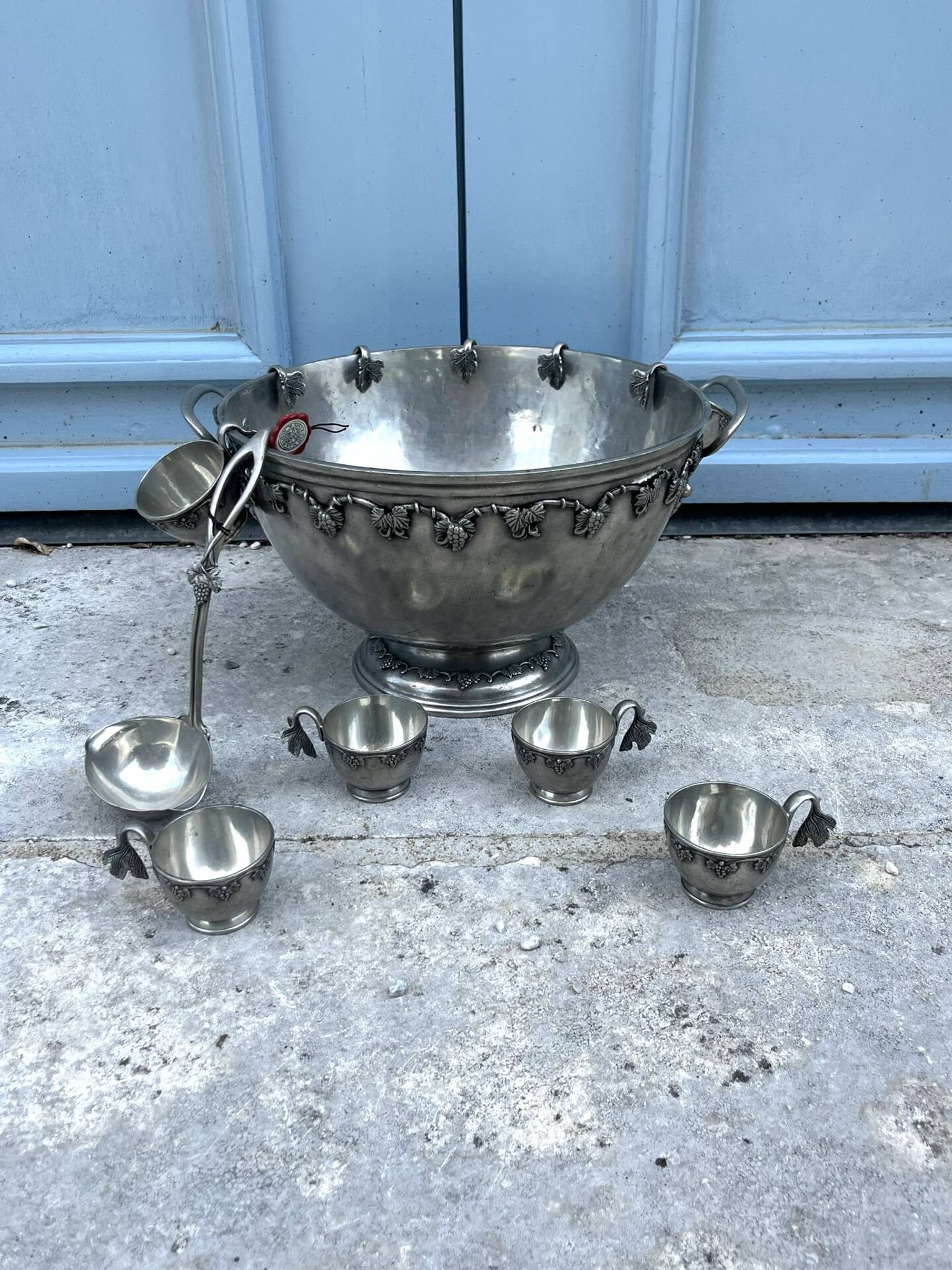French pewter punch bowl set with 10 cups and ladle – grapevine Etain