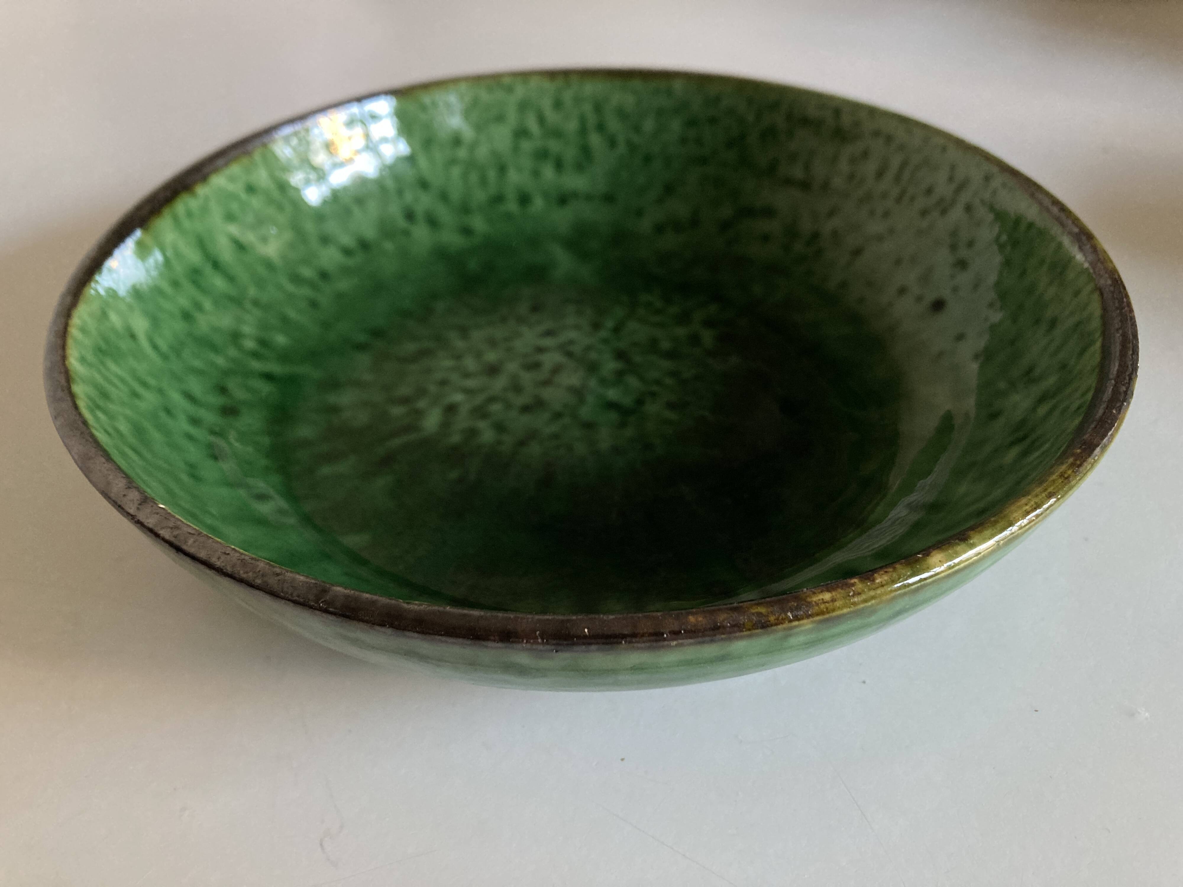 Aegitna hollow dish on heel in green glazed earthenware