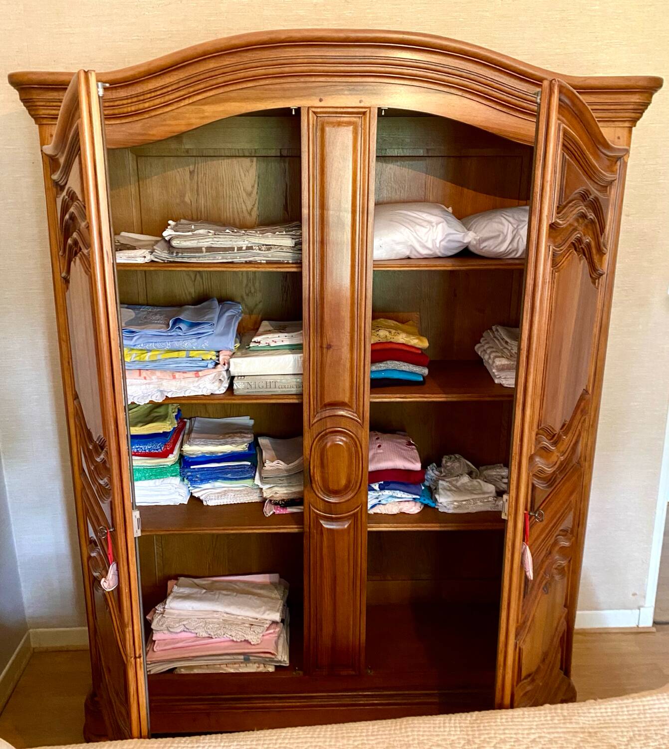 Antique wardrobe in solid oak and cherry (Louis XV style)