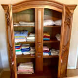 Armoire ancienne en chêne massif et merisier (style Louis XV)
