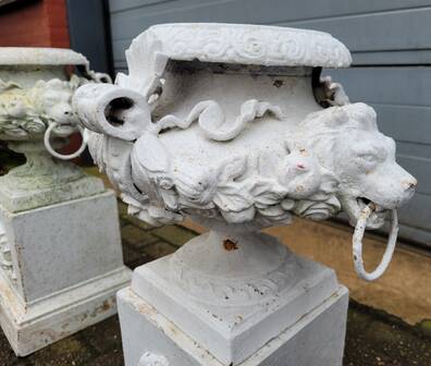 Vases anciens en fonte orné d'une tête de lion et de fleurs