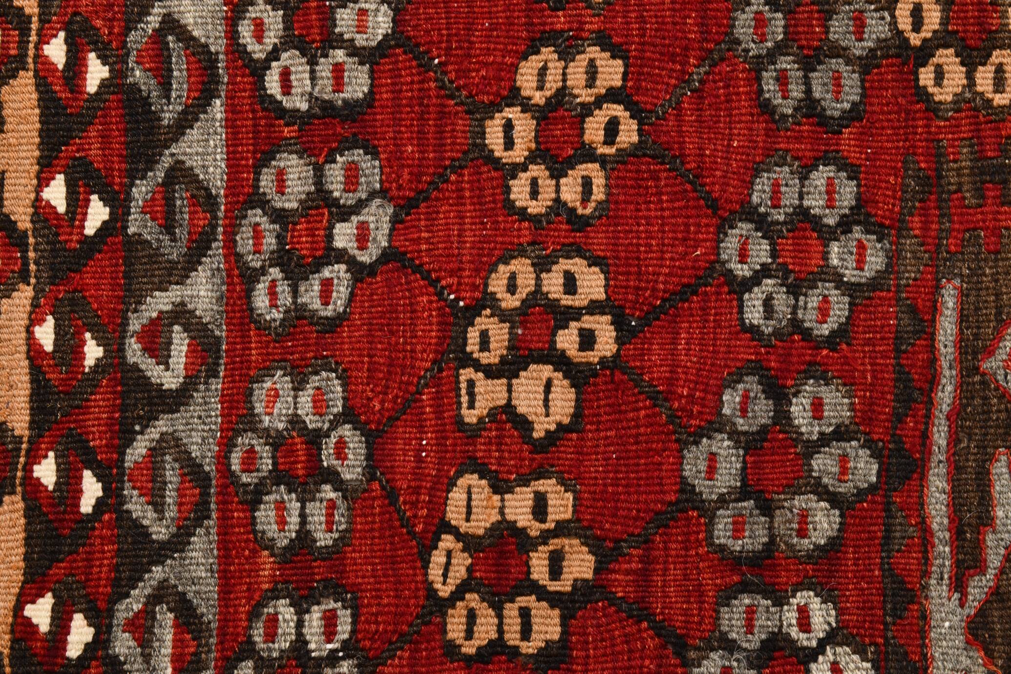 Kilim anatolien ancien tons rouges et beiges, motifs tribaux colorés