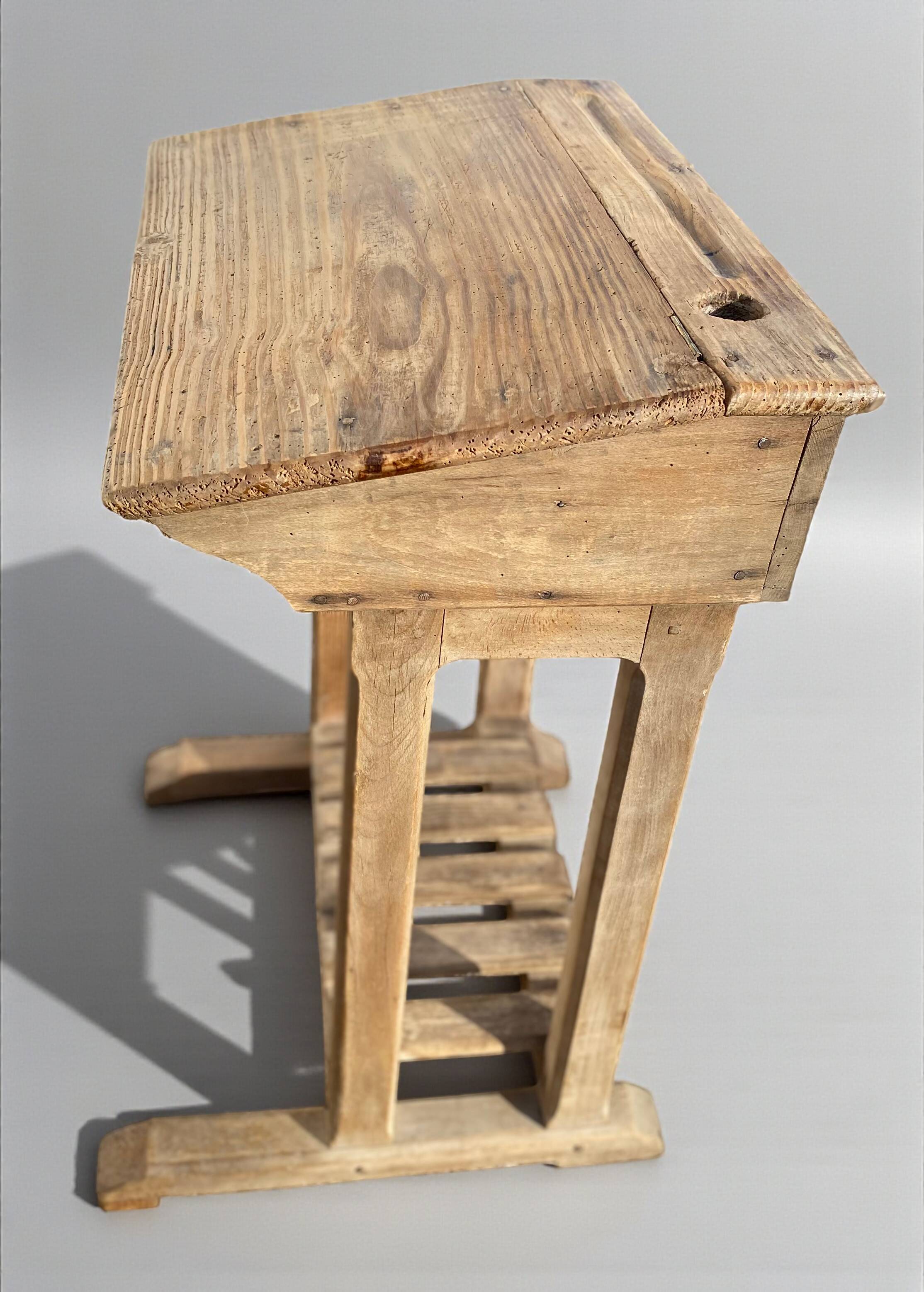 Vintage: Very old school desk