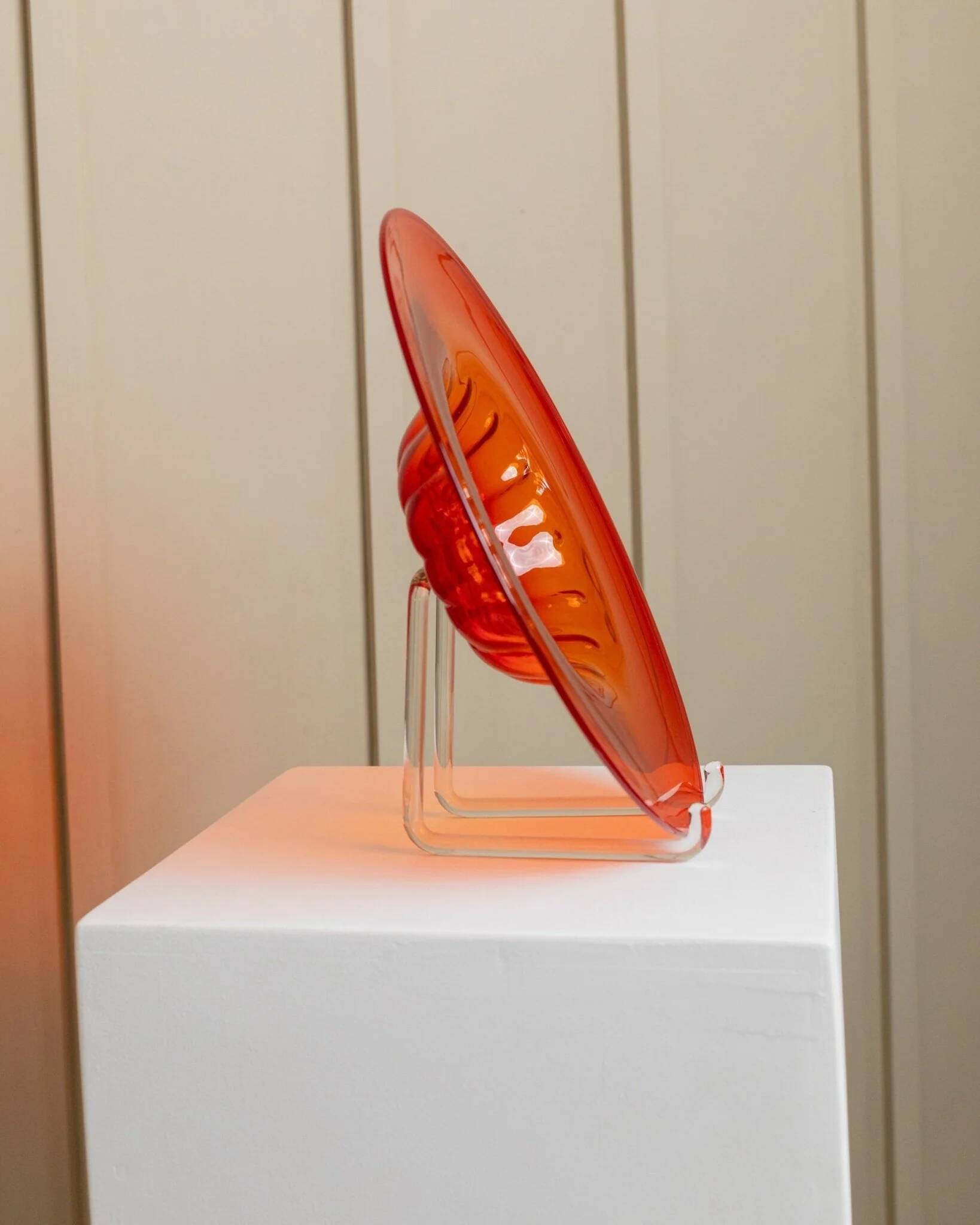 Bol en verre de Murano XL, années 1920, rouge vif avec médaillon central strié, verre décoratif.