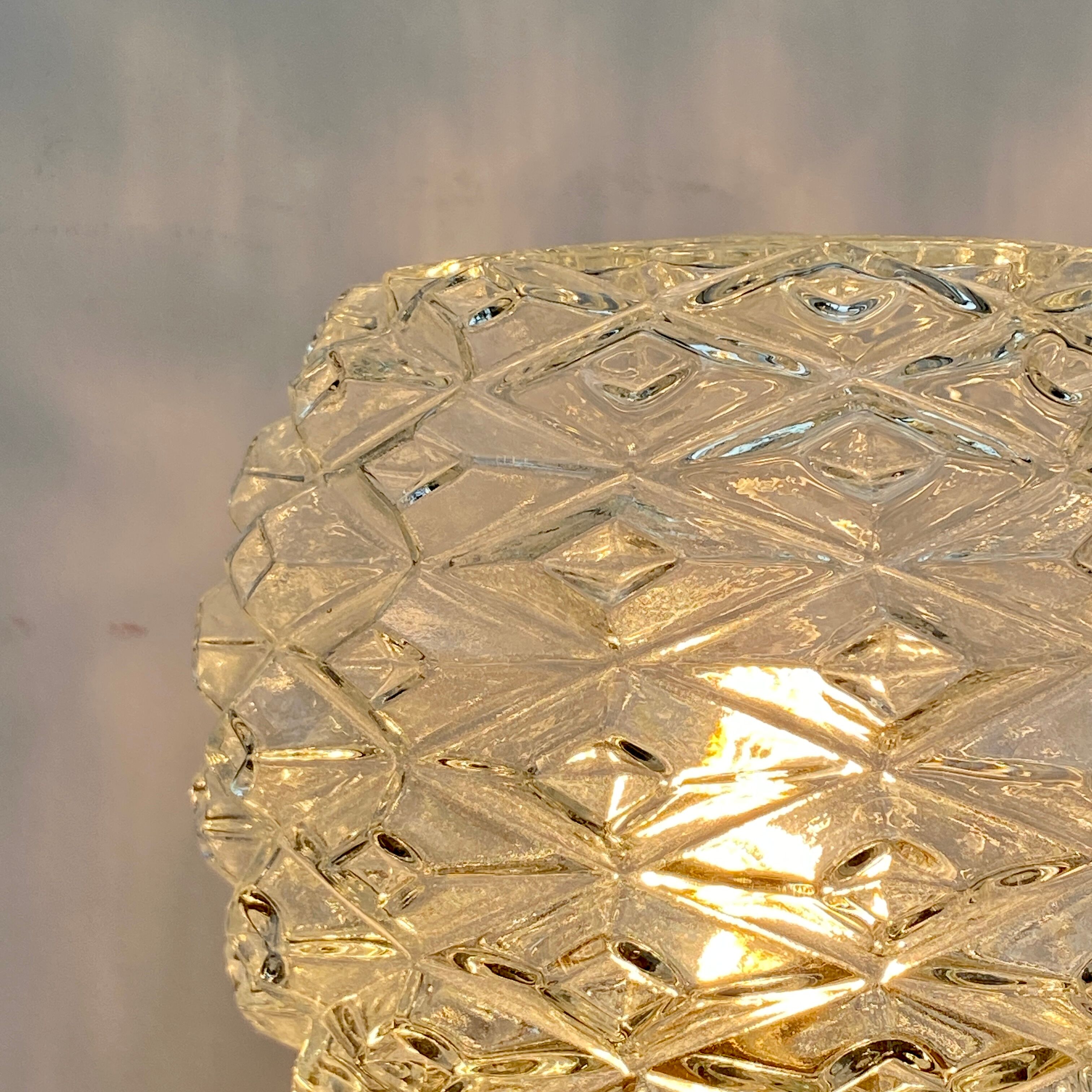 Lampe à poser globe vintage en verre moulé