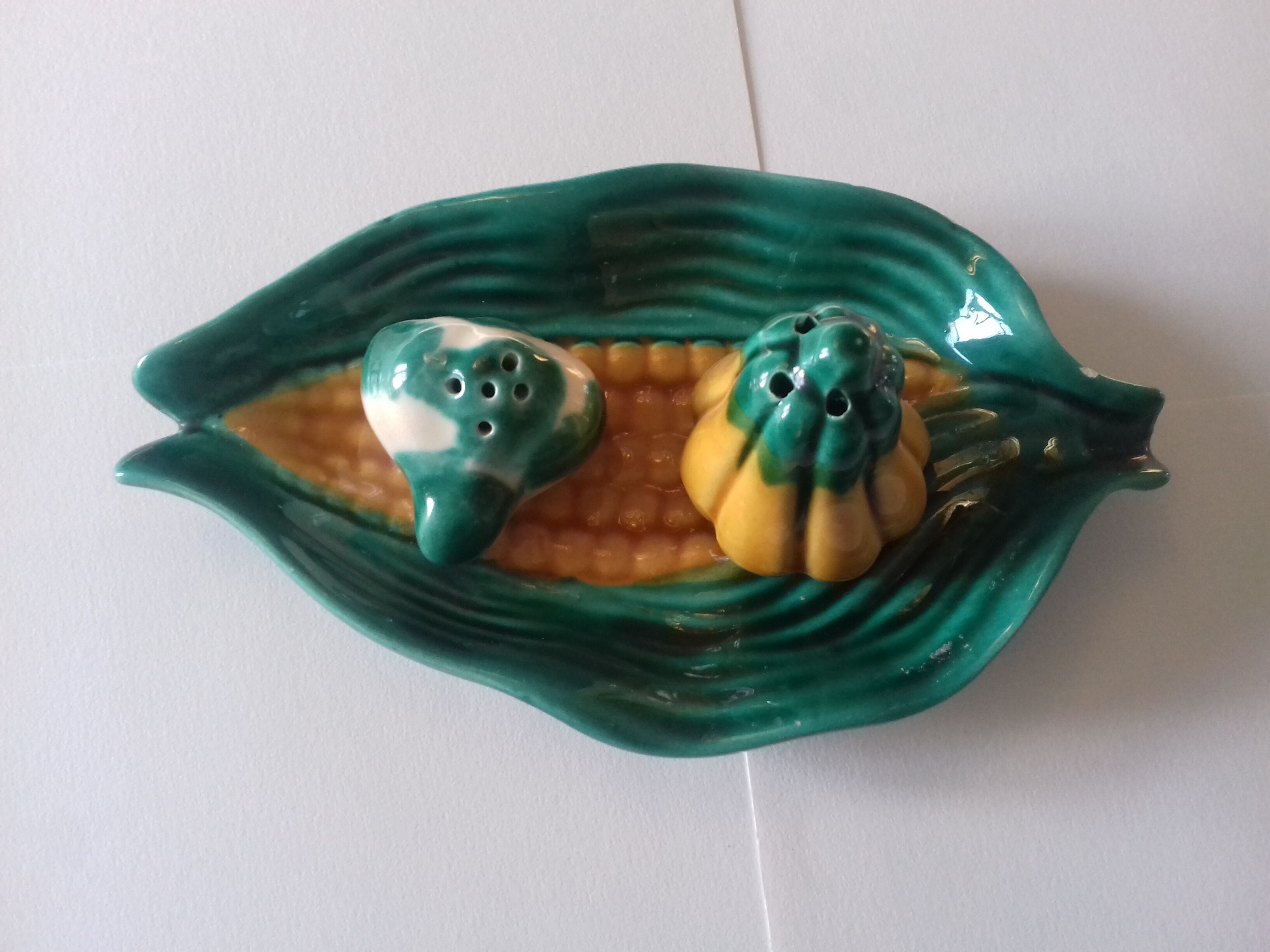 Pepper salt shaker set in slurry - Vallauris