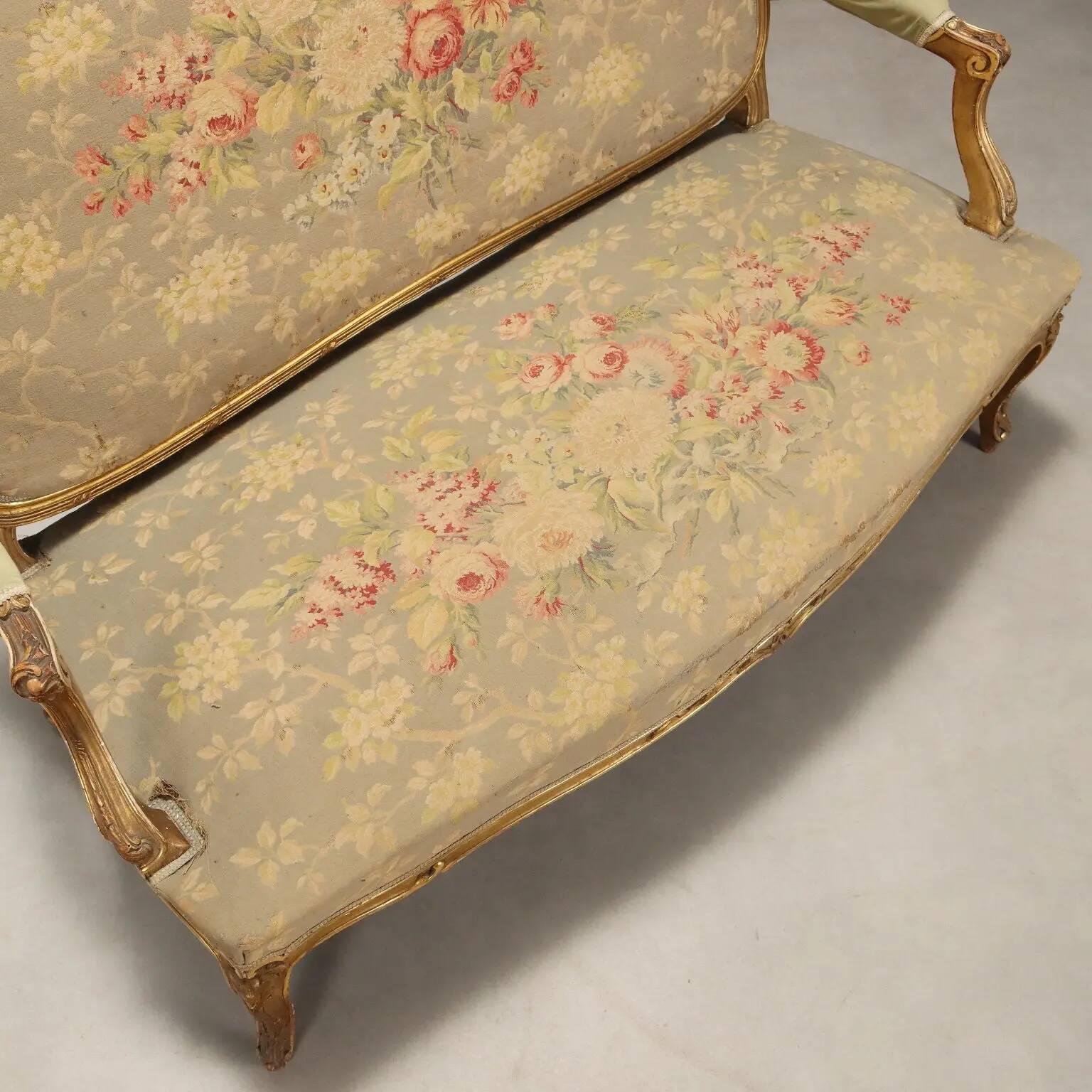 Canapé ancien style baroque, décorations en bois doré, XIXe siècle