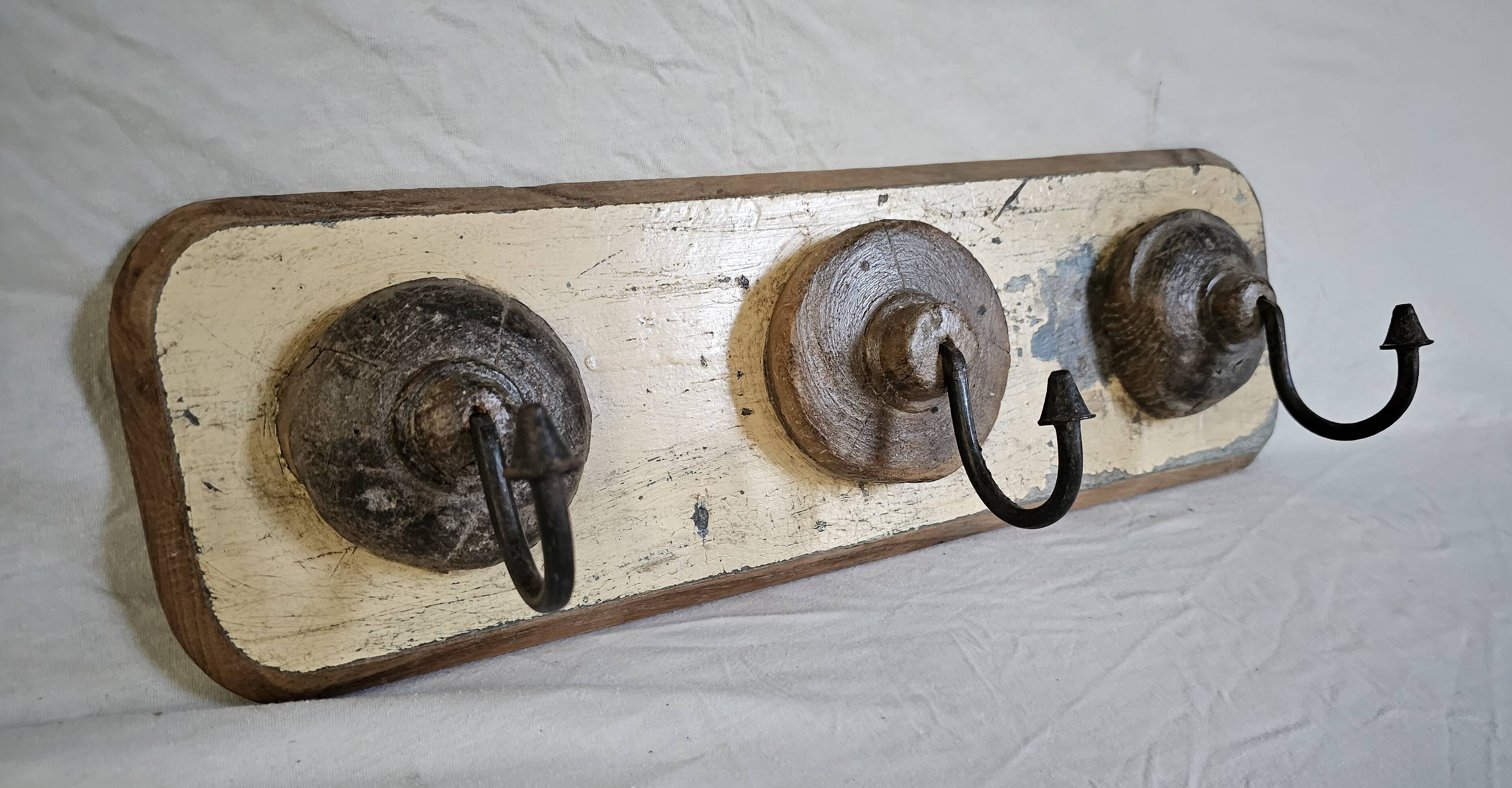 Ecru solid teak coat hook with 3 cast iron hooks