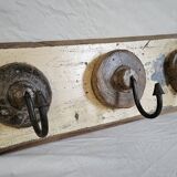 Ecru solid teak coat hook with 3 cast iron hooks