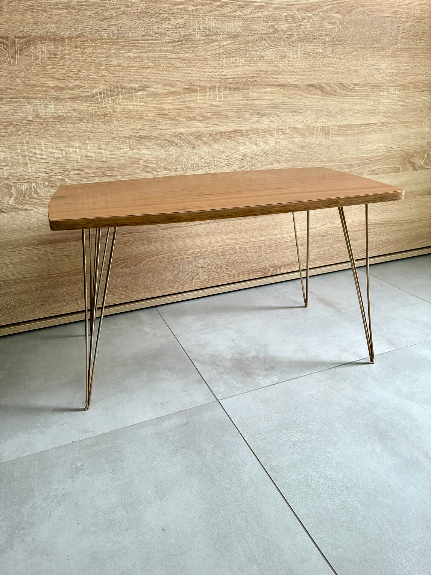 Table basse vintage 1960 Formica teck et pieds laiton