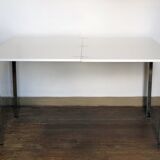 Coffee table that transforms into a dining table