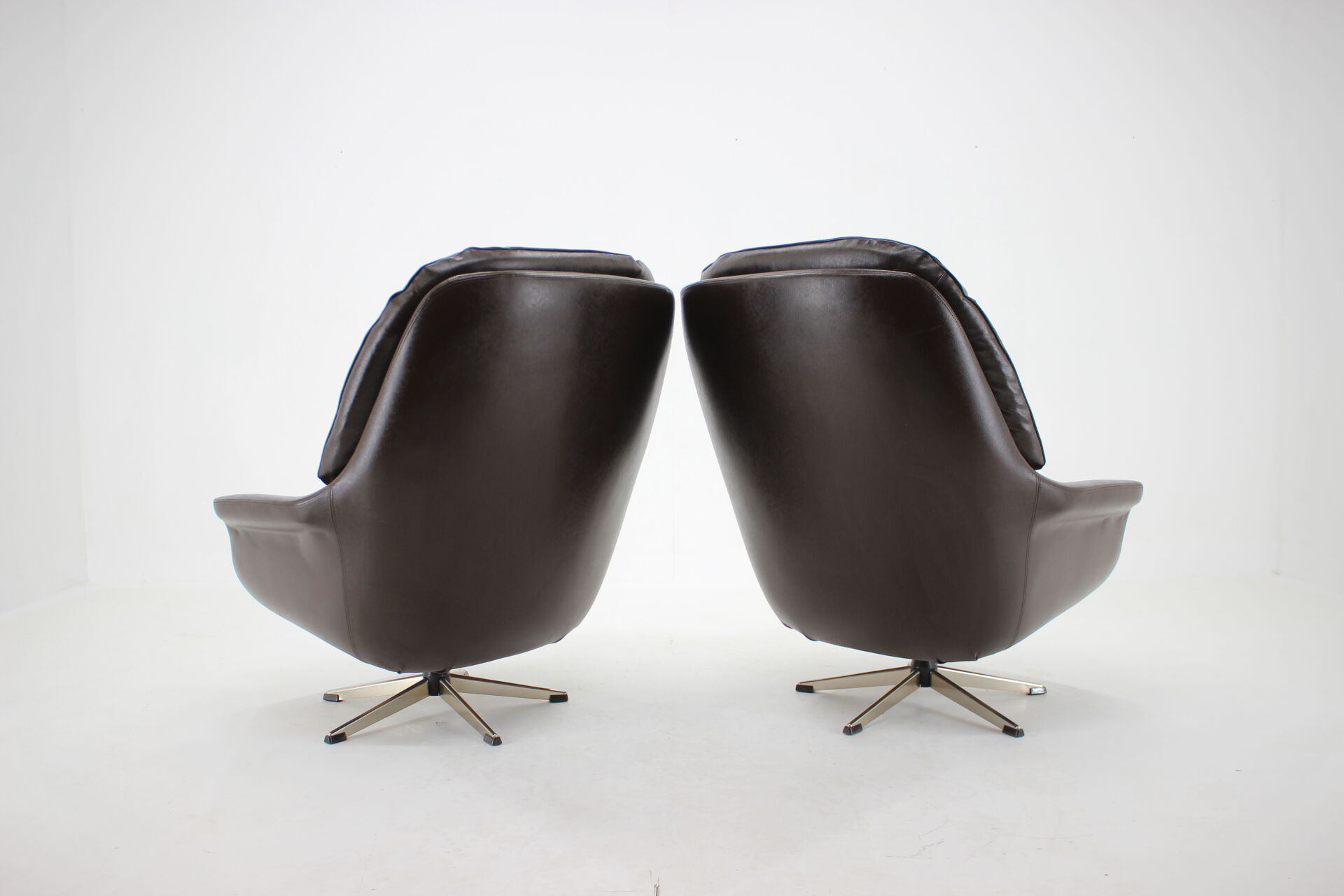 1970s Leatherette Swivel Lounge Chair