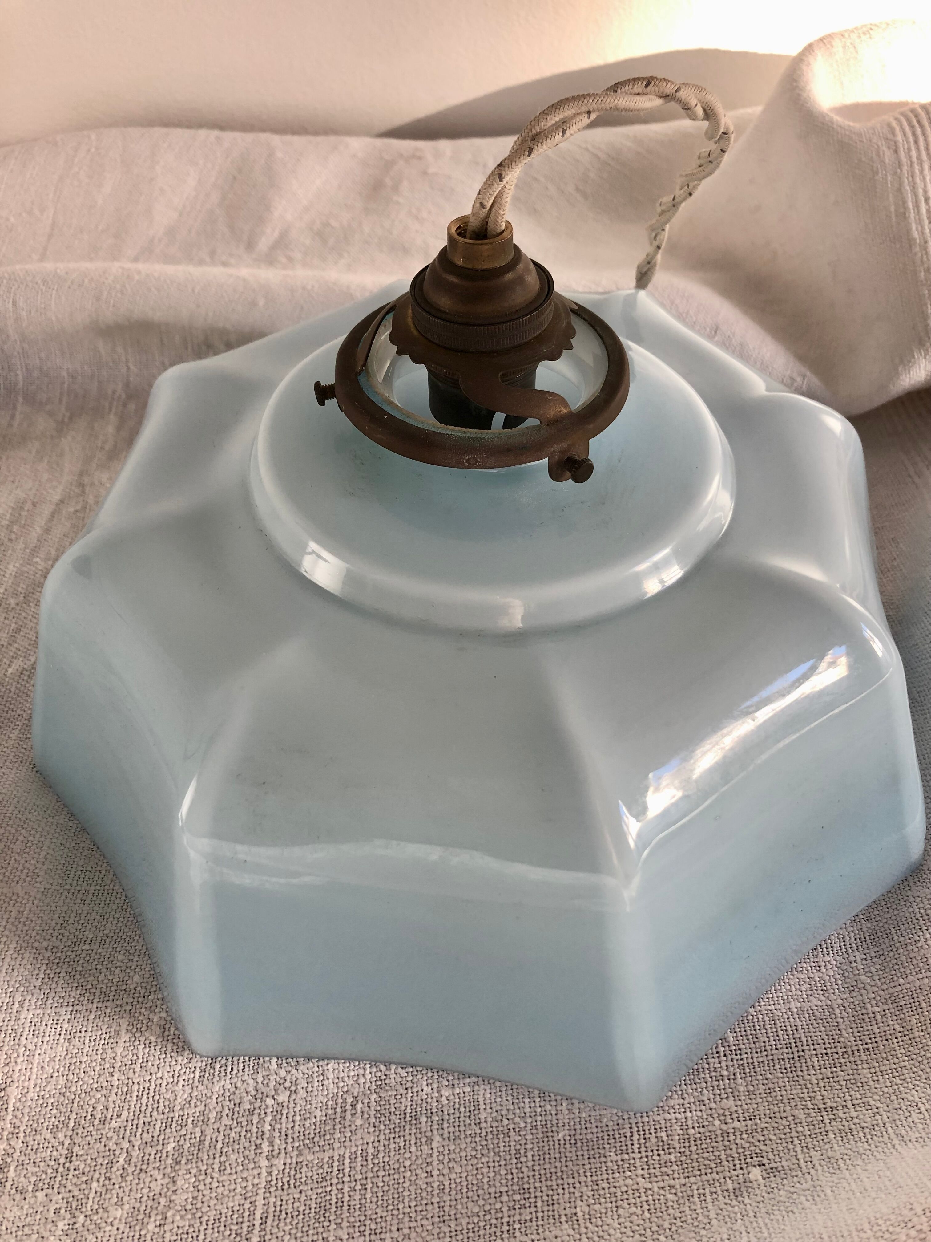 Blue opaline suspension