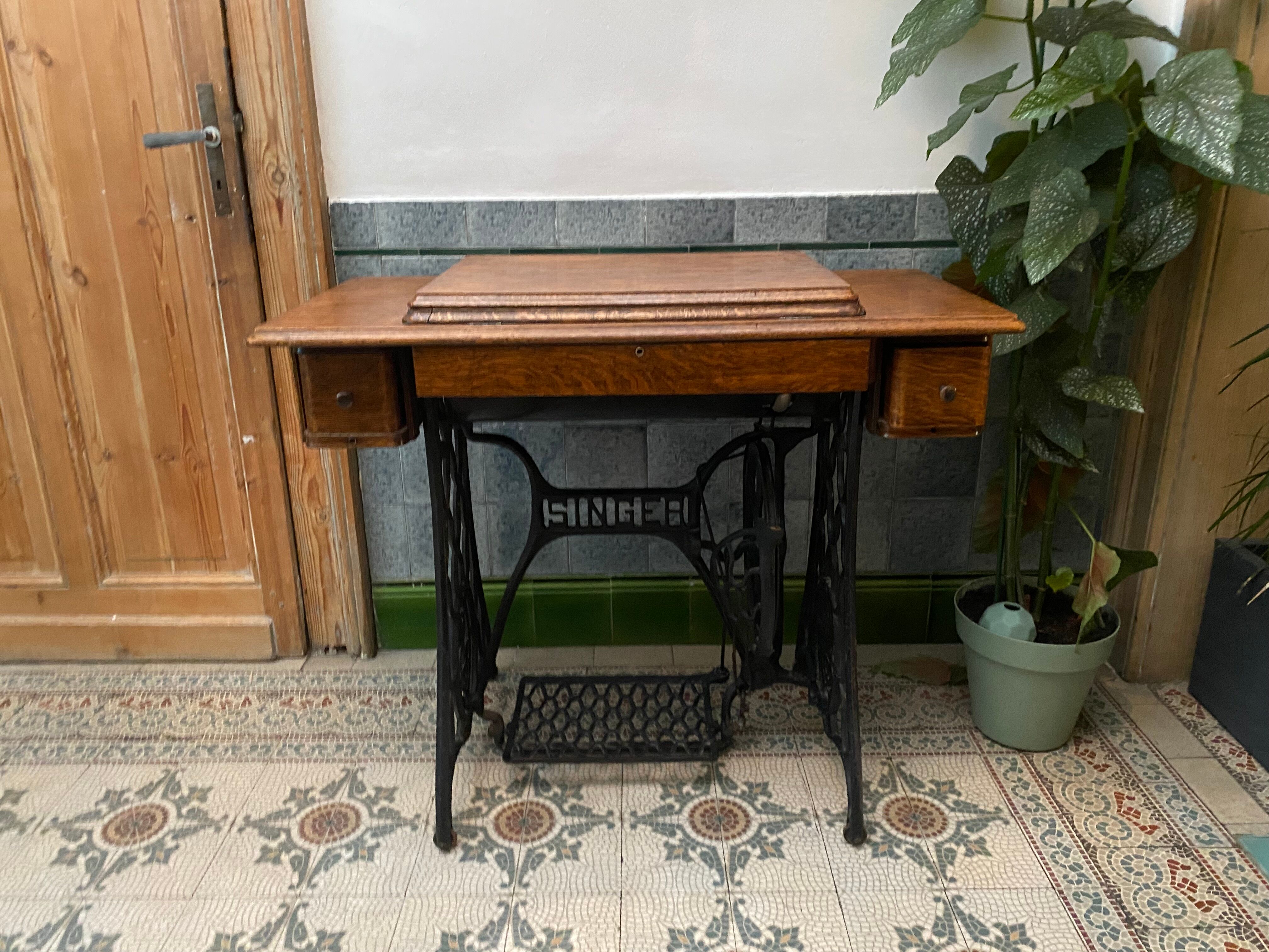 Superb old Singer sewing machine with its table