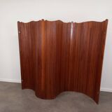 Undulating slatted screen