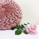 Coussin plissé ancien en velours rose