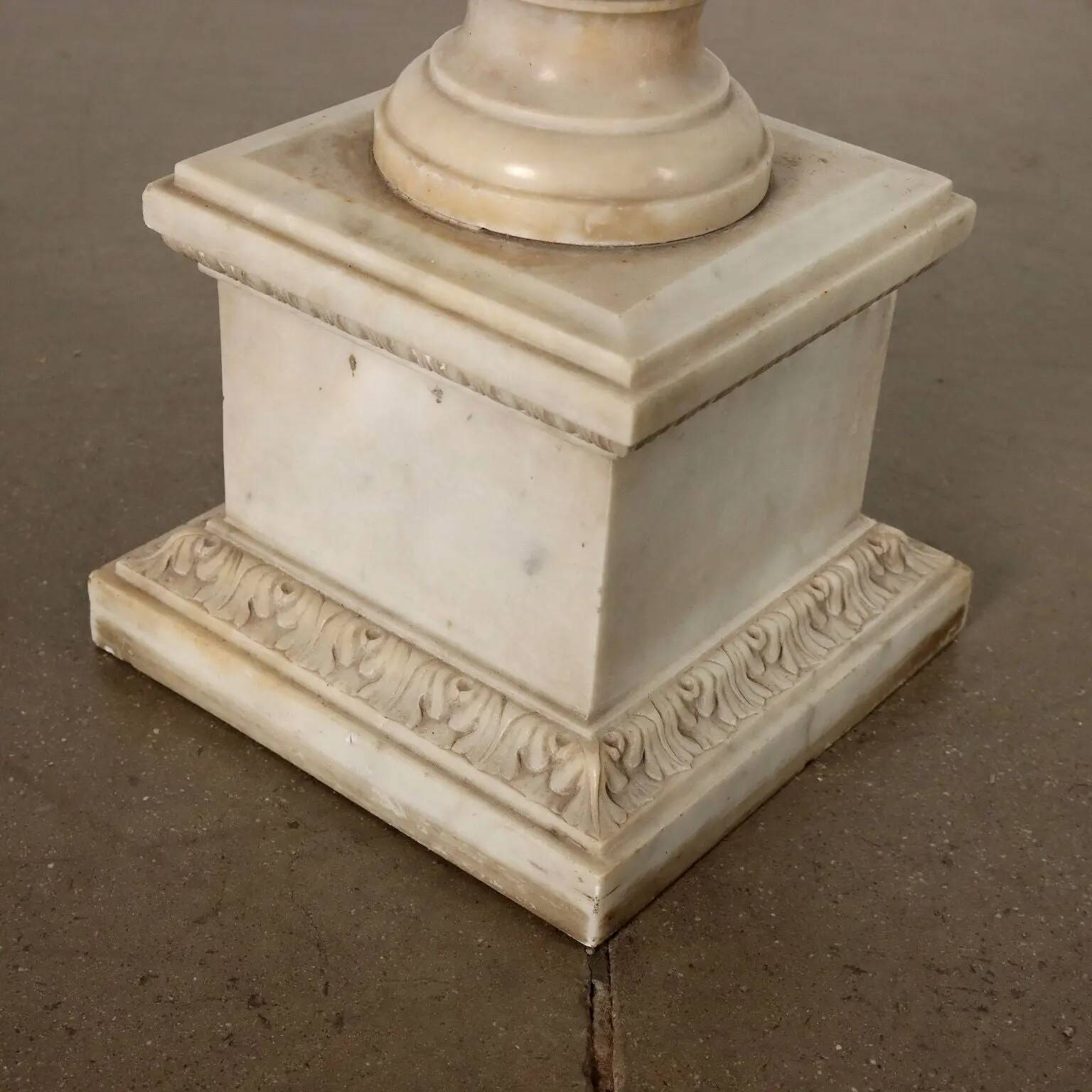Antique Neo-Renaissance jardinière in marble, decorations, 19th century.