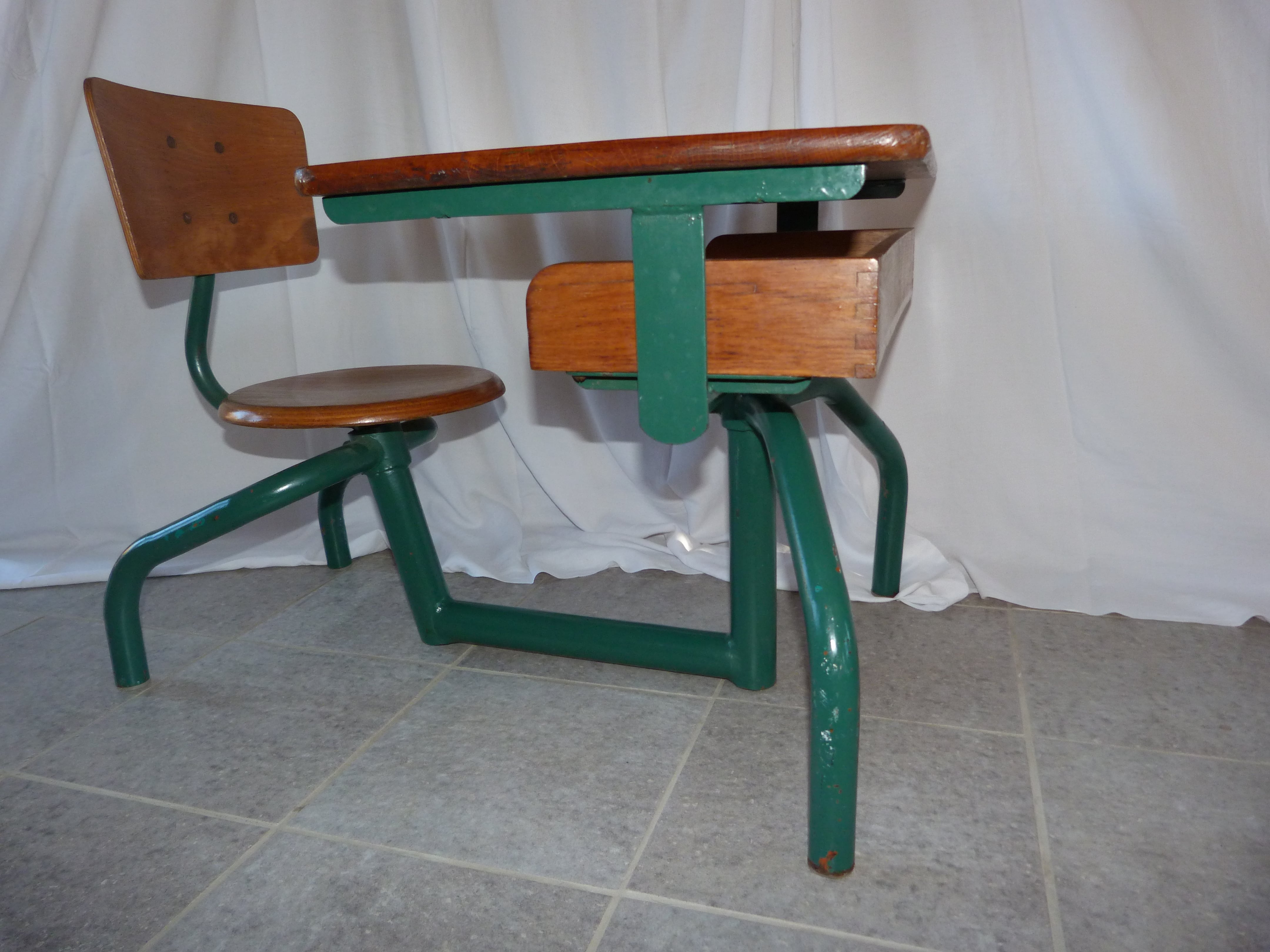 Evolutionary 50's school desk