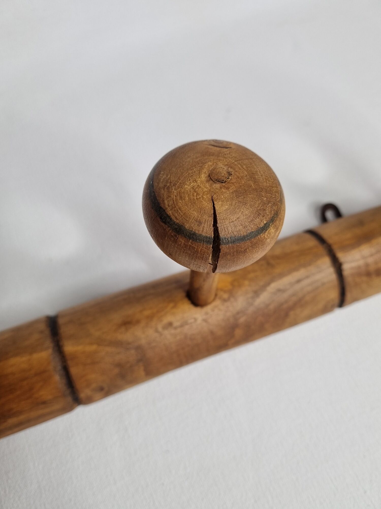 Wall door in old turned wood, 4 patères, 50 cm