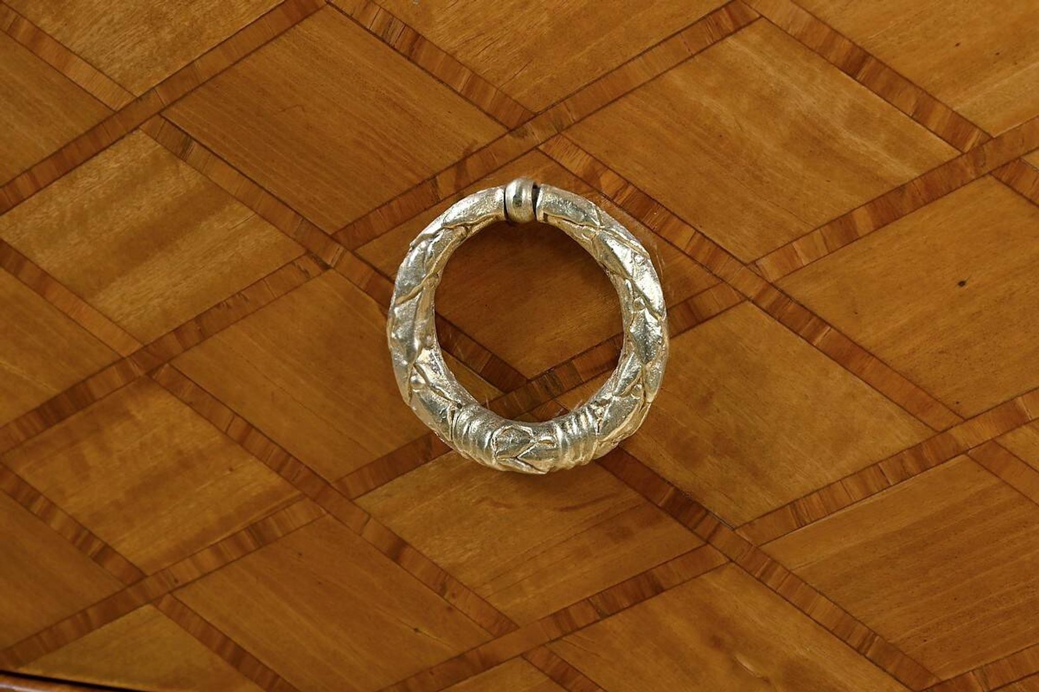 Commode Sauteuse en Marqueterie, style Transition Louis XV Louis XVI – Débu
