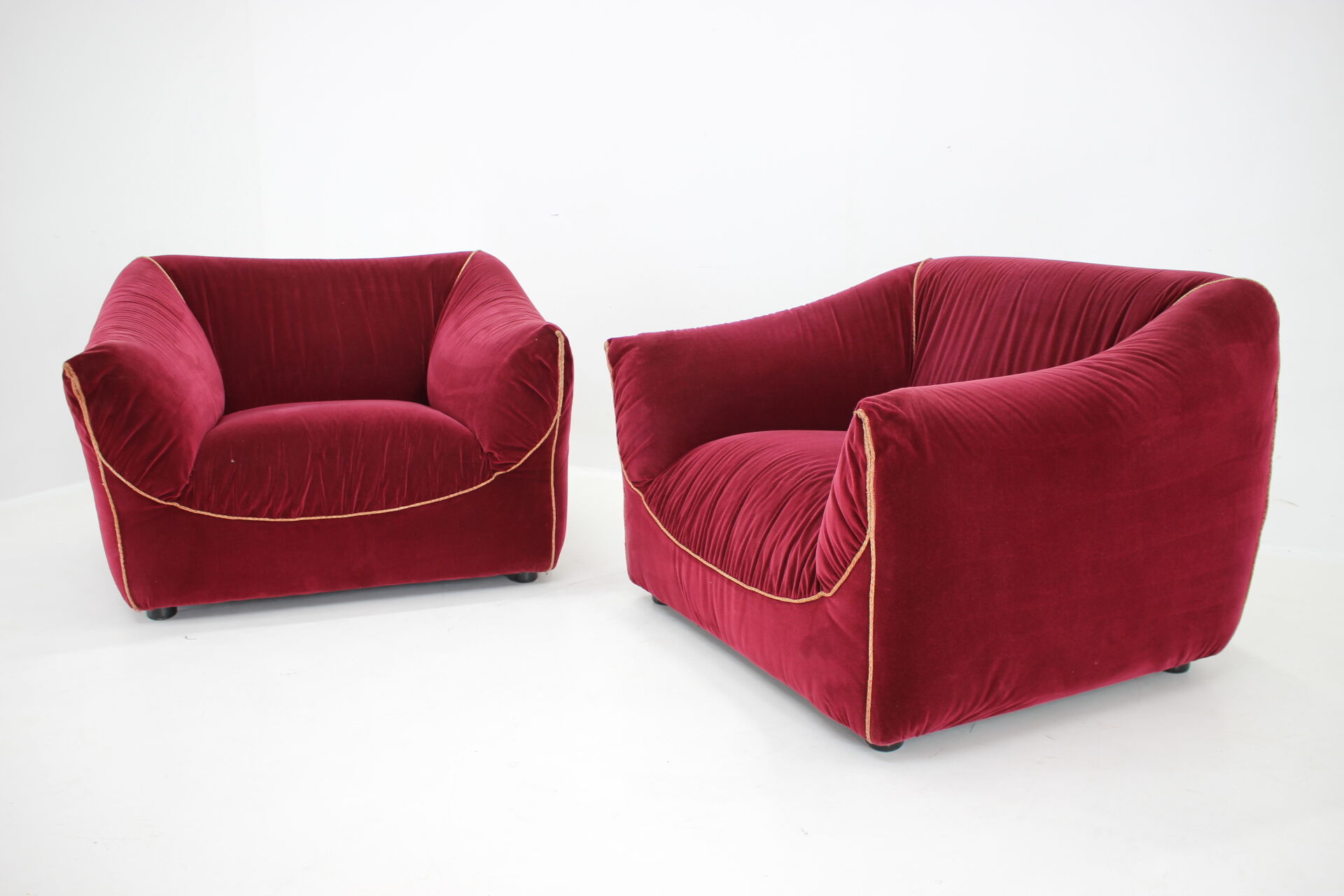 Paire de fauteuils italiens en velours années 1970